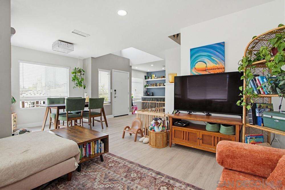 Detail Gallery Image 8 of 41 For 340  Ferrara, Vista,  CA 92083 - 3 Beds | 2/1 Baths