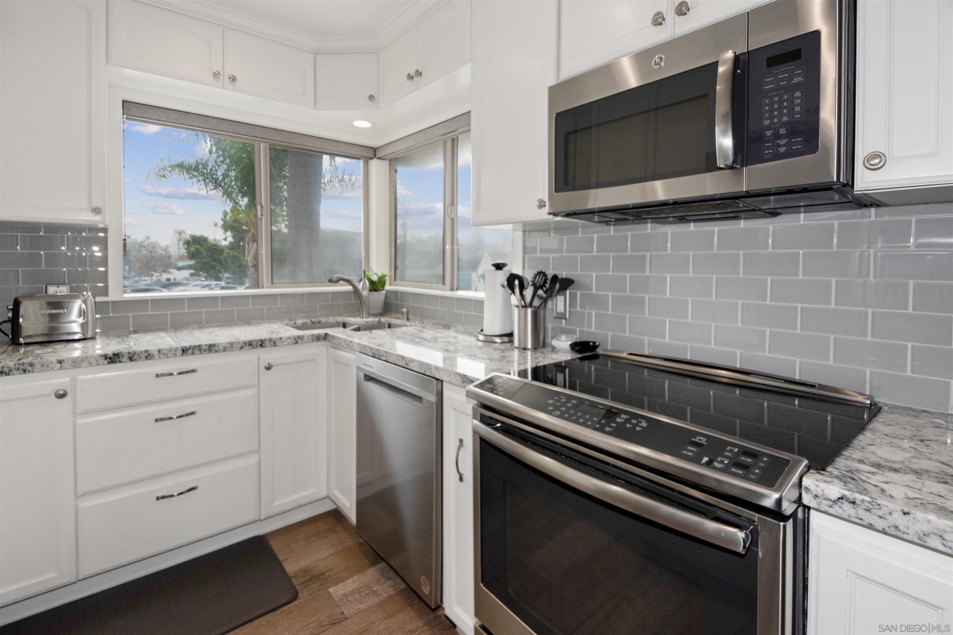 Detail Gallery Image 10 of 28 For 1052  Isabella Avenue   E, Coronado,  CA 92118 - 3 Beds | 2 Baths