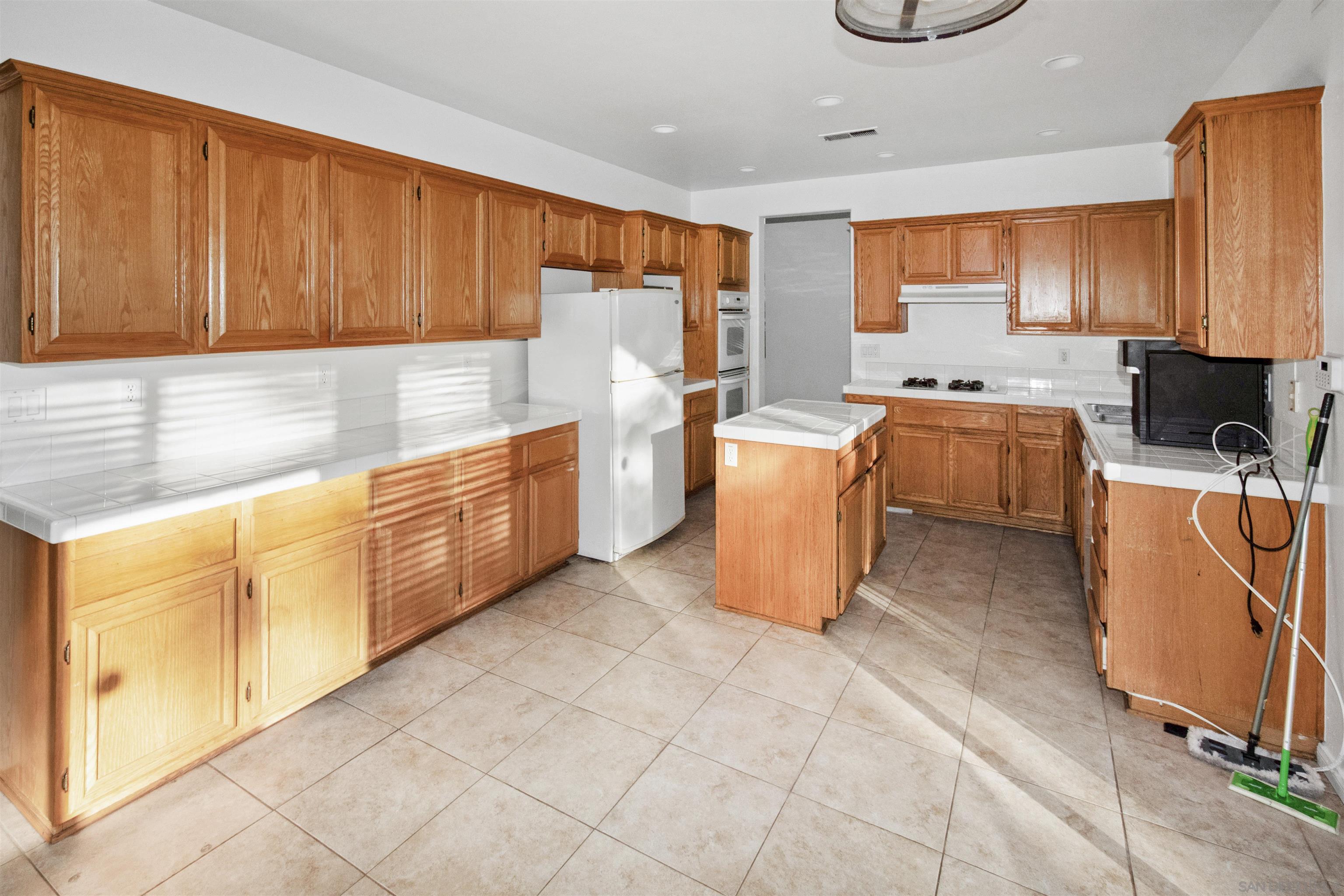 Detail Gallery Image 9 of 22 For 1240  Silverado Drive, Coronado,  CA 92118 - 4 Beds | 3 Baths