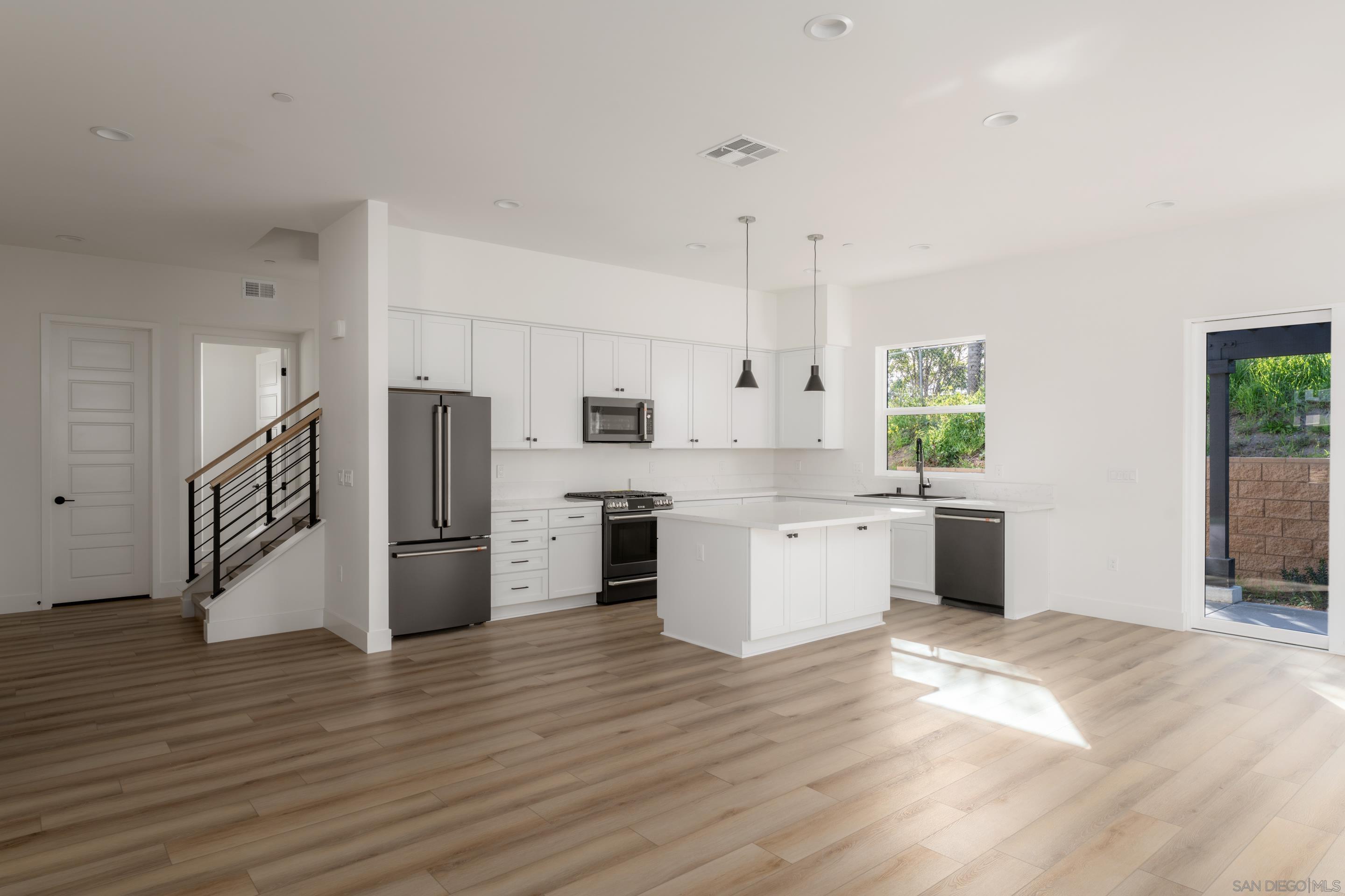 Detail Gallery Image 14 of 40 For 702  Passion Court, Vista,  CA 92083 - 3 Beds | 3 Baths