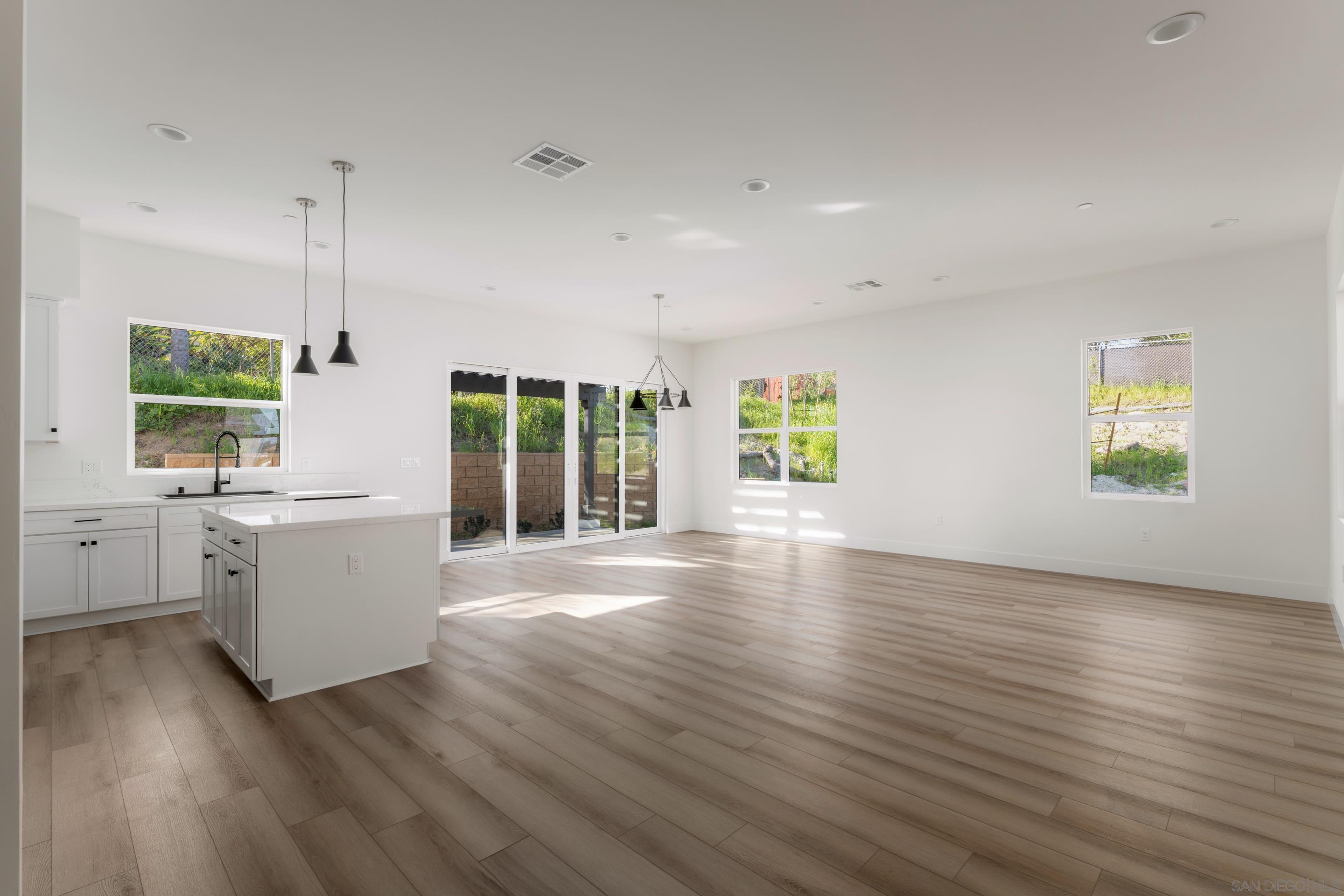 Detail Gallery Image 16 of 40 For 702  Passion Court, Vista,  CA 92083 - 3 Beds | 3 Baths