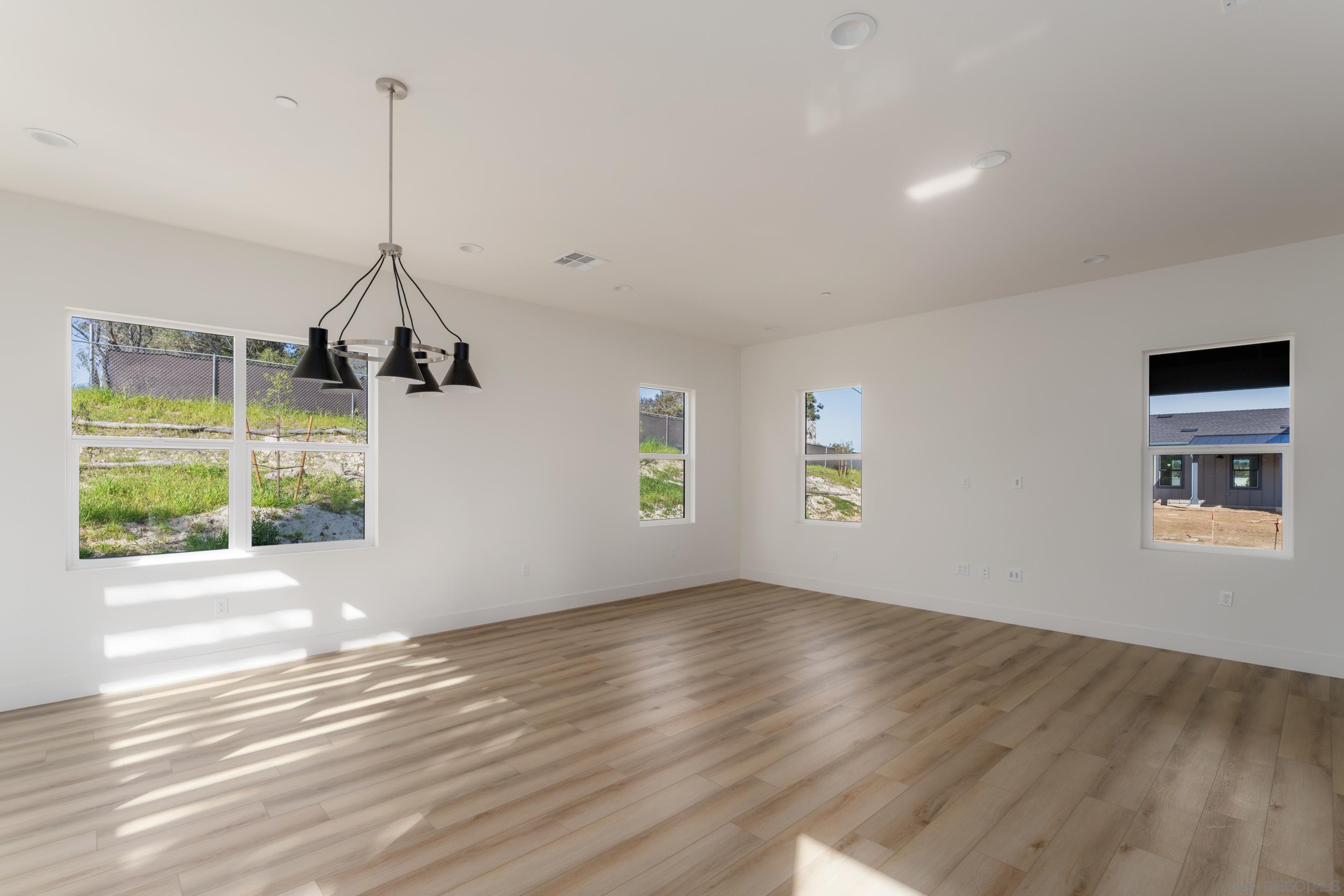 Detail Gallery Image 31 of 40 For 702  Passion Court, Vista,  CA 92083 - 3 Beds | 3 Baths