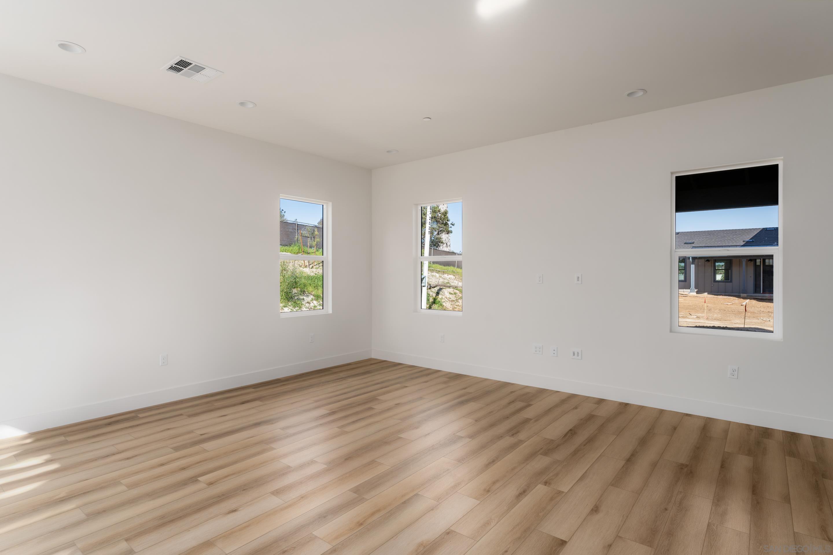 Detail Gallery Image 33 of 40 For 702  Passion Court, Vista,  CA 92083 - 3 Beds | 3 Baths