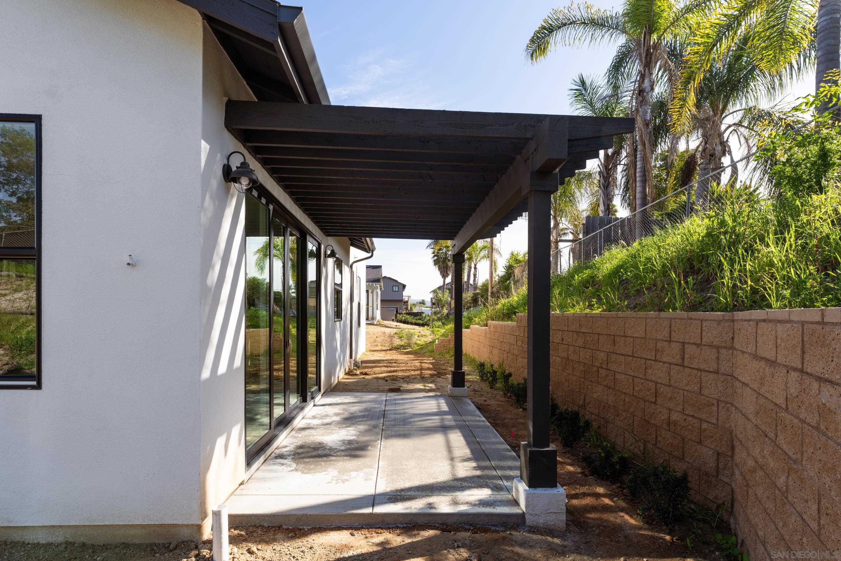 Detail Gallery Image 7 of 40 For 702  Passion Court, Vista,  CA 92083 - 3 Beds | 3 Baths