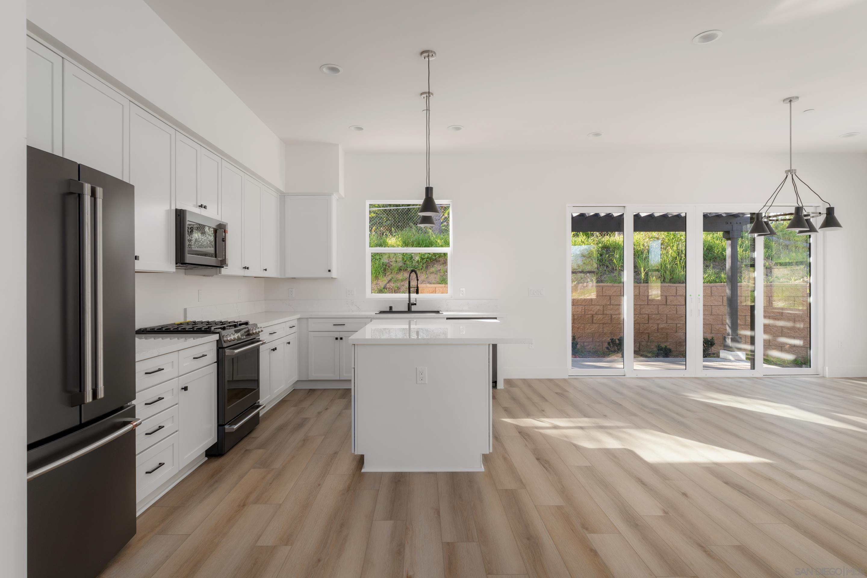 Detail Gallery Image 10 of 40 For 702  Passion Court, Vista,  CA 92083 - 3 Beds | 3 Baths