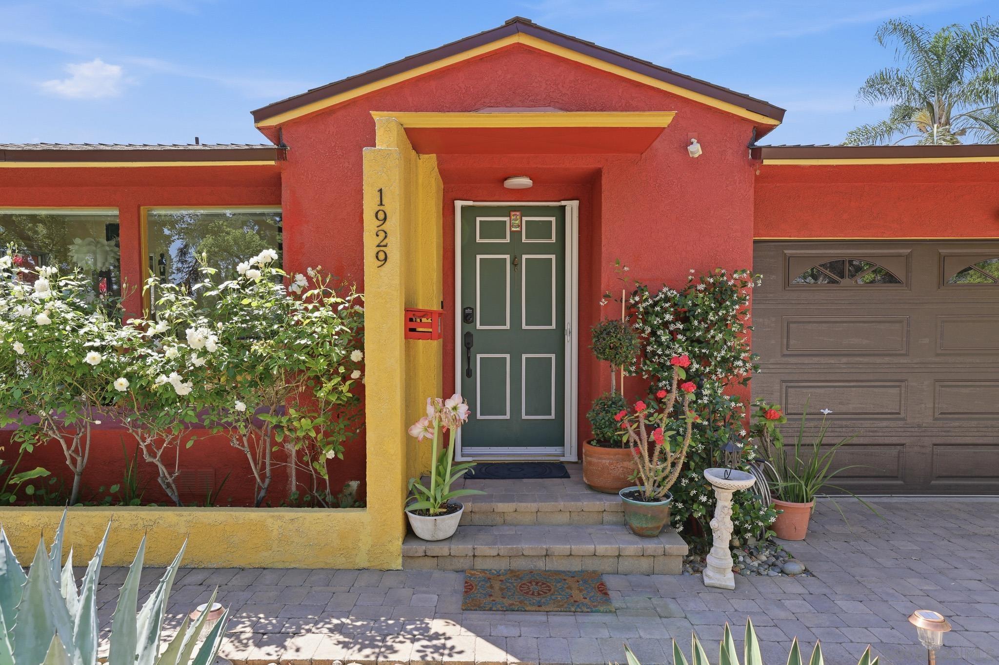 Detail Gallery Image 2 of 52 For 1929  N Rose St, Burbank,  CA 91505 - 2 Beds | 2 Baths