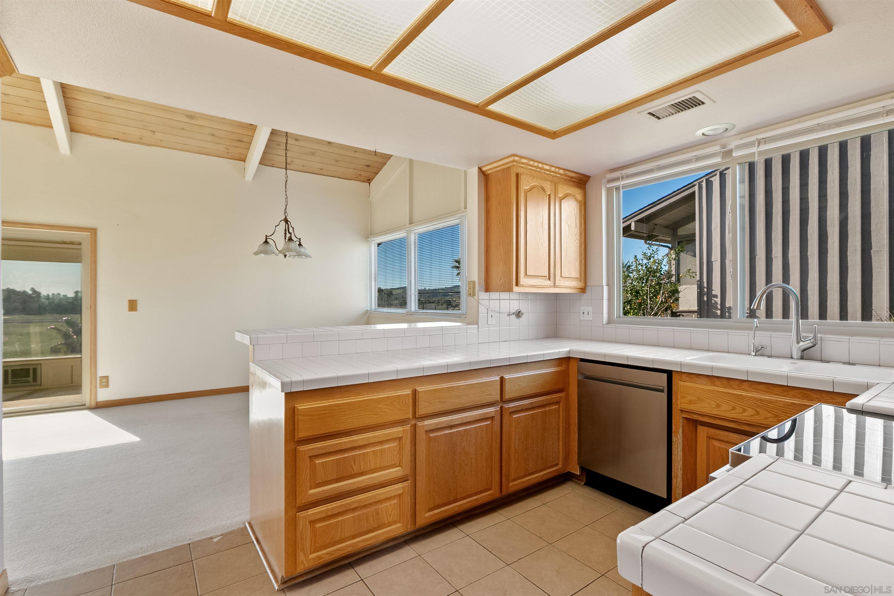 Detail Gallery Image 21 of 75 For 44  via Casitas, Bonsall,  CA 92003 - 3 Beds | 3 Baths