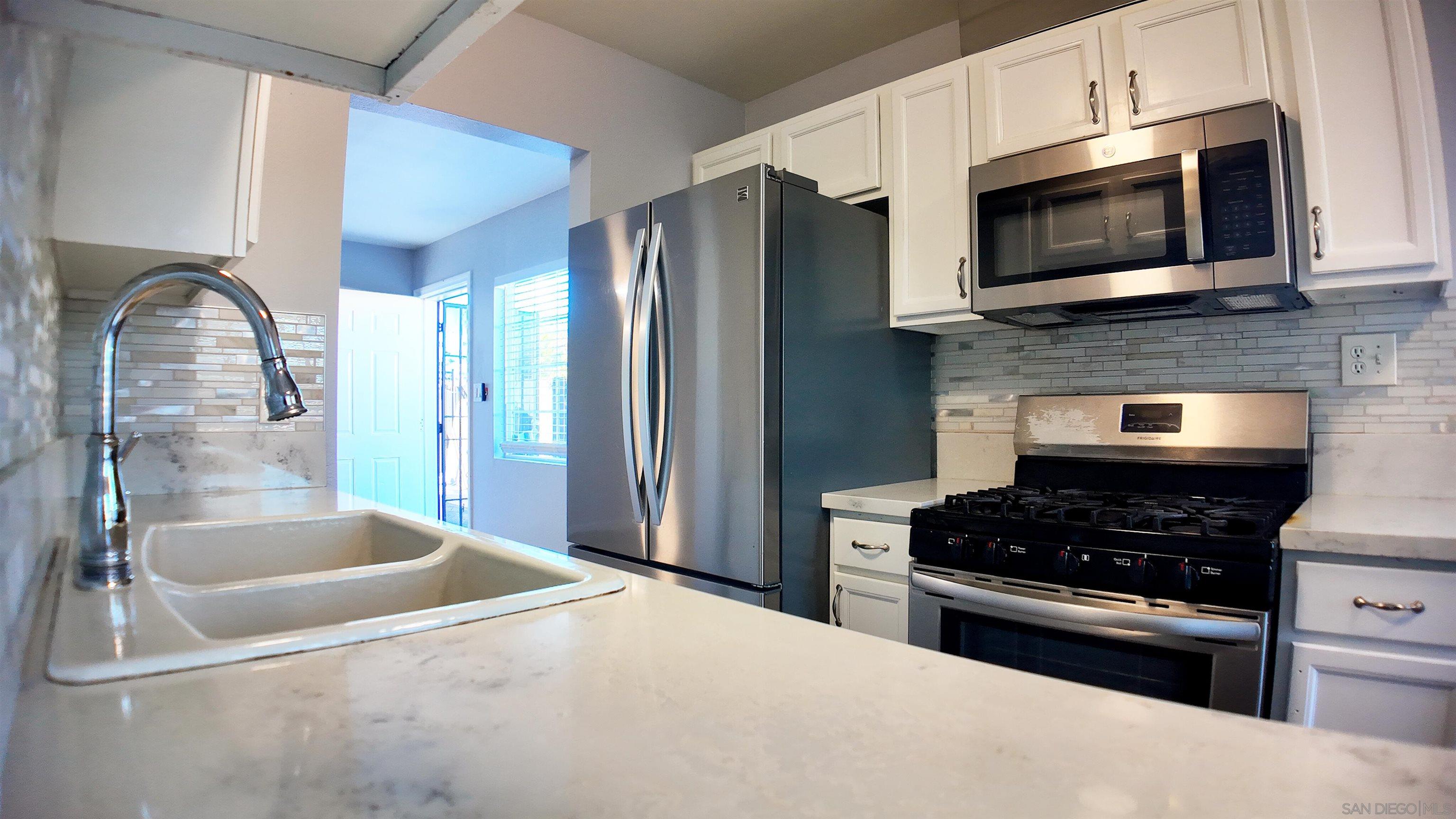 Detail Gallery Image 9 of 32 For 3934  Marine View Ave  3934 1/2, San Diego,  CA 92113 - 3 Beds | 1 Baths