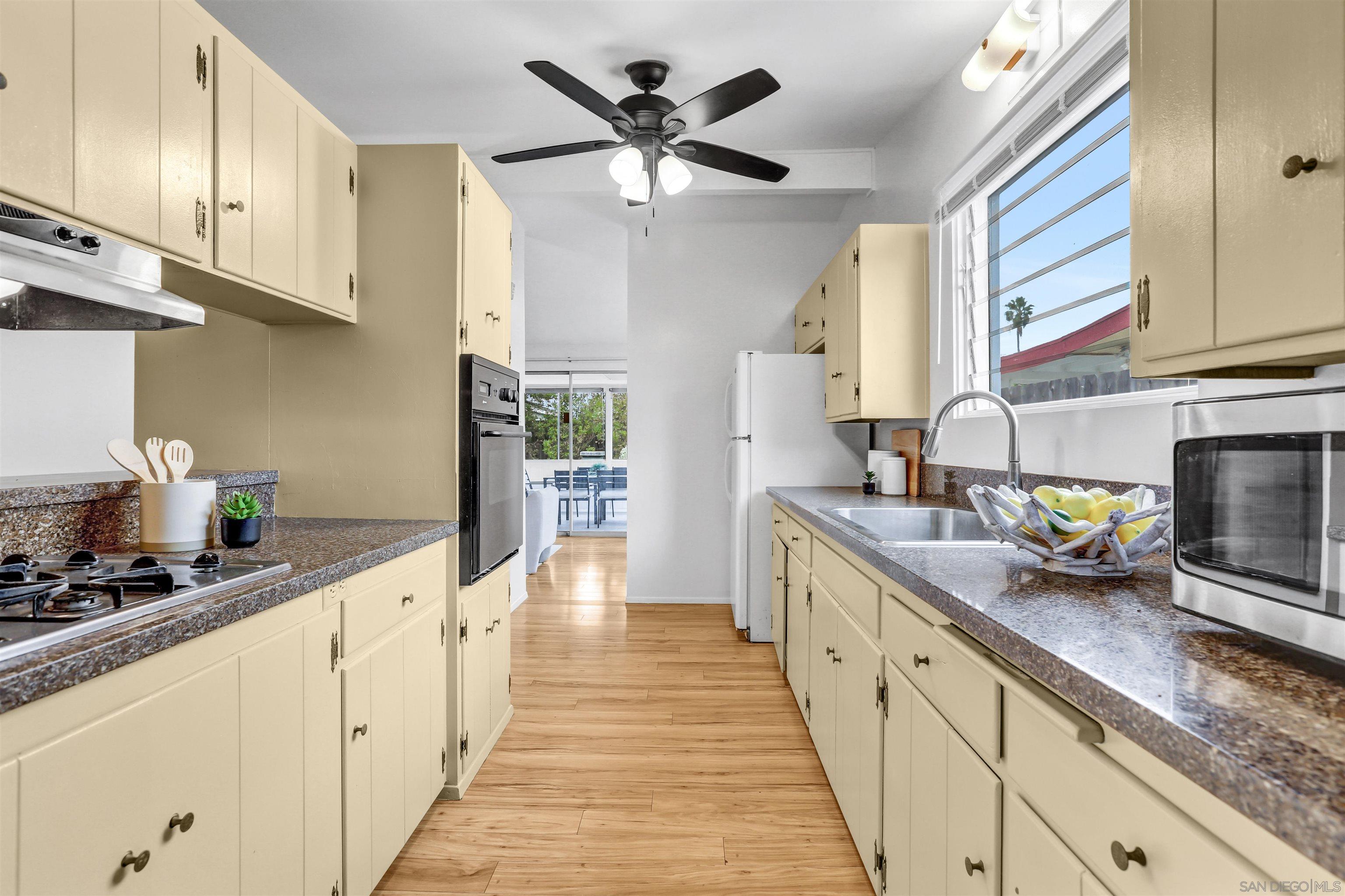 Detail Gallery Image 13 of 29 For 3228  Mobley Street, San Diego,  CA 92123 - 3 Beds | 3 Baths