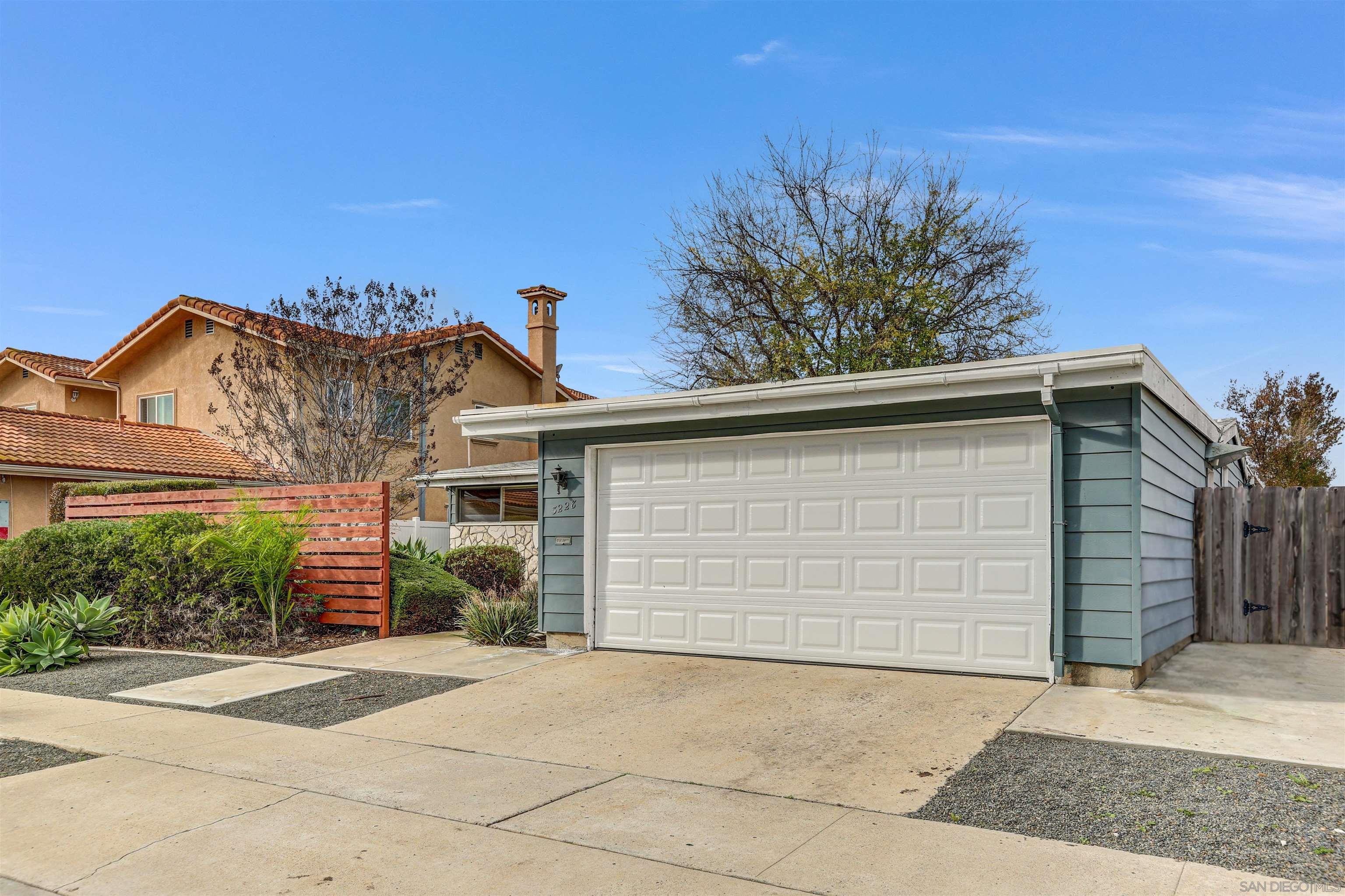 Detail Gallery Image 3 of 29 For 3228  Mobley Street, San Diego,  CA 92123 - 3 Beds | 3 Baths