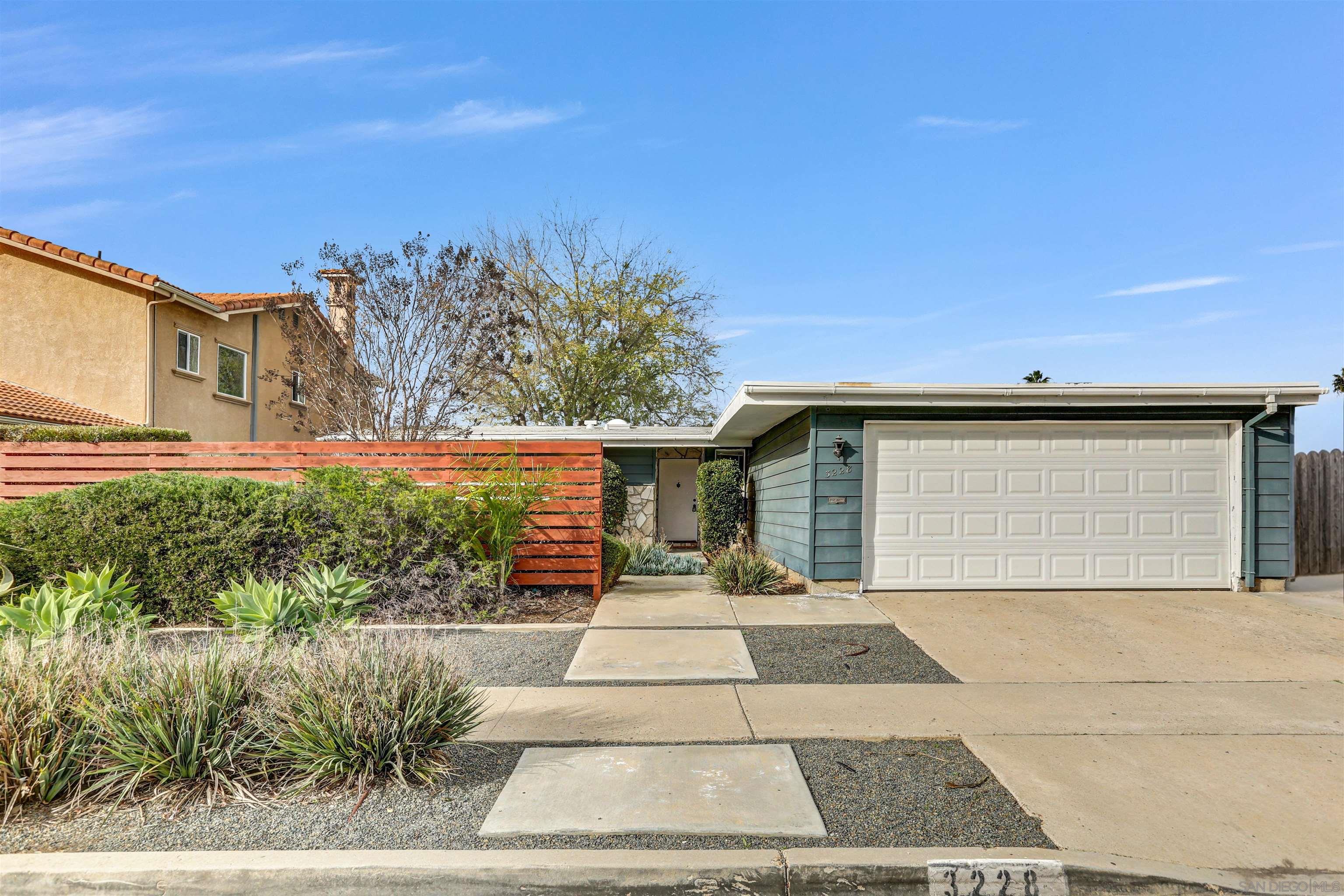 Detail Gallery Image 4 of 29 For 3228  Mobley Street, San Diego,  CA 92123 - 3 Beds | 3 Baths