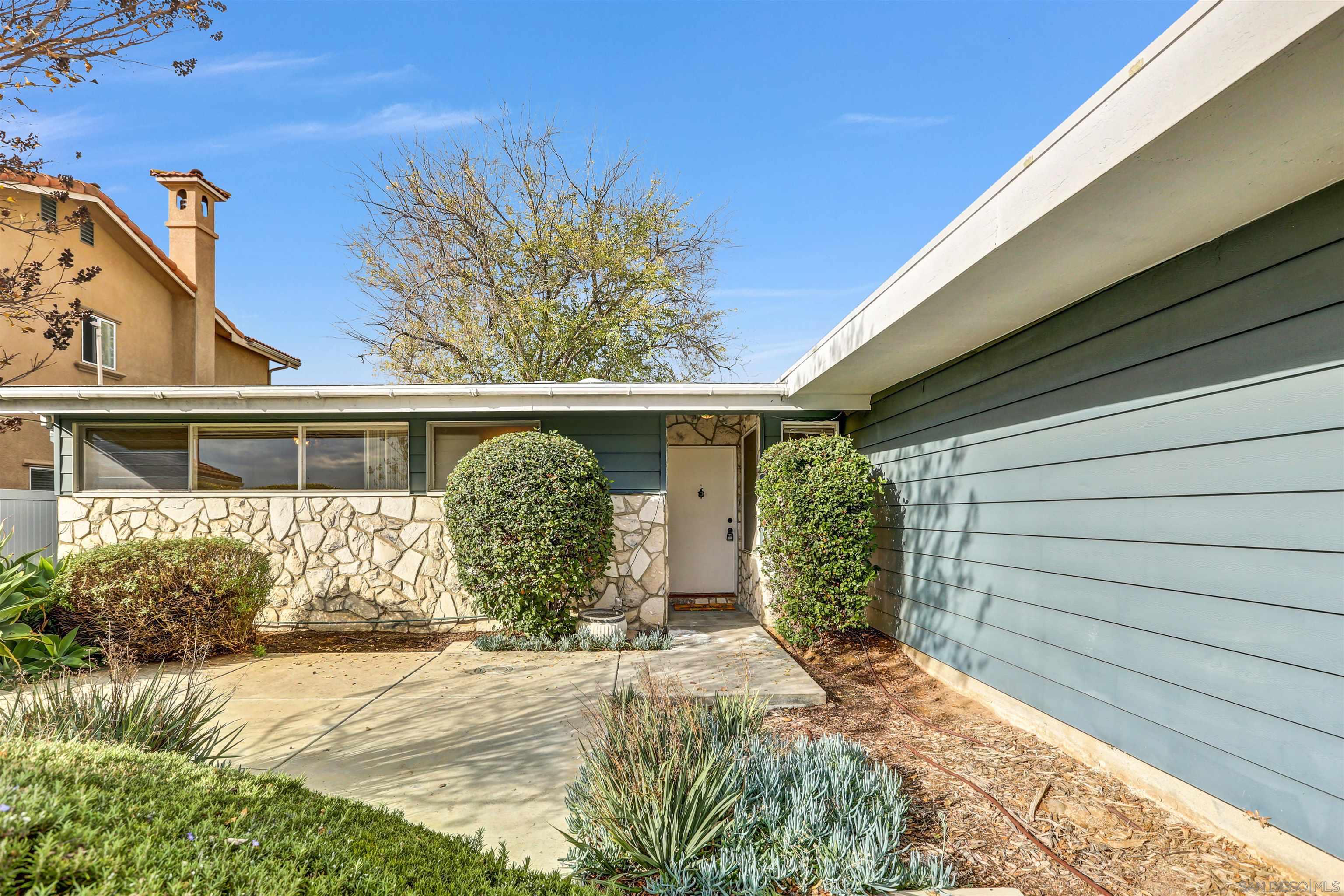 Detail Gallery Image 5 of 29 For 3228  Mobley Street, San Diego,  CA 92123 - 3 Beds | 3 Baths