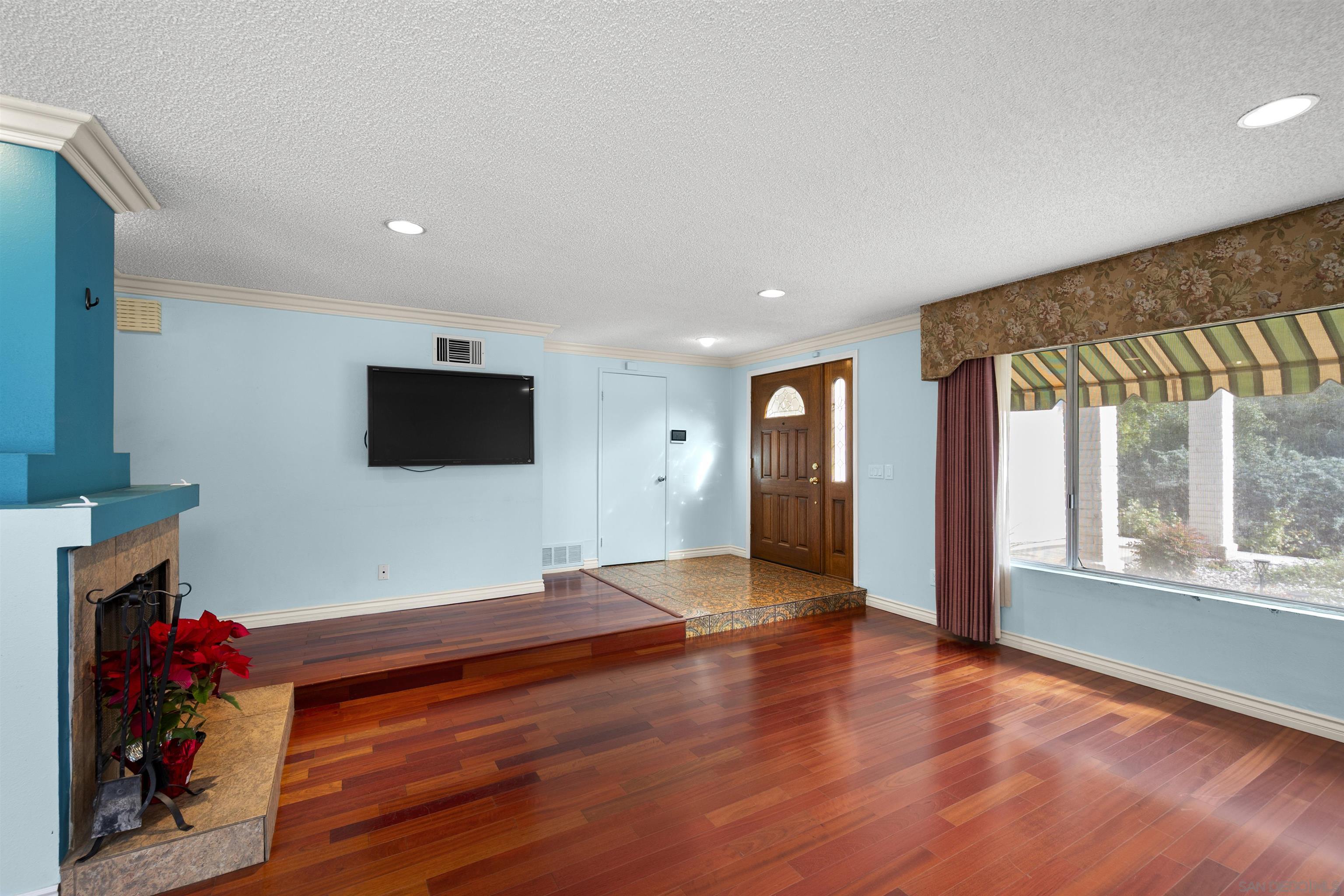 Detail Gallery Image 5 of 45 For 6690  Gullstrand St, San Diego,  CA 92122 - 4 Beds | 2 Baths