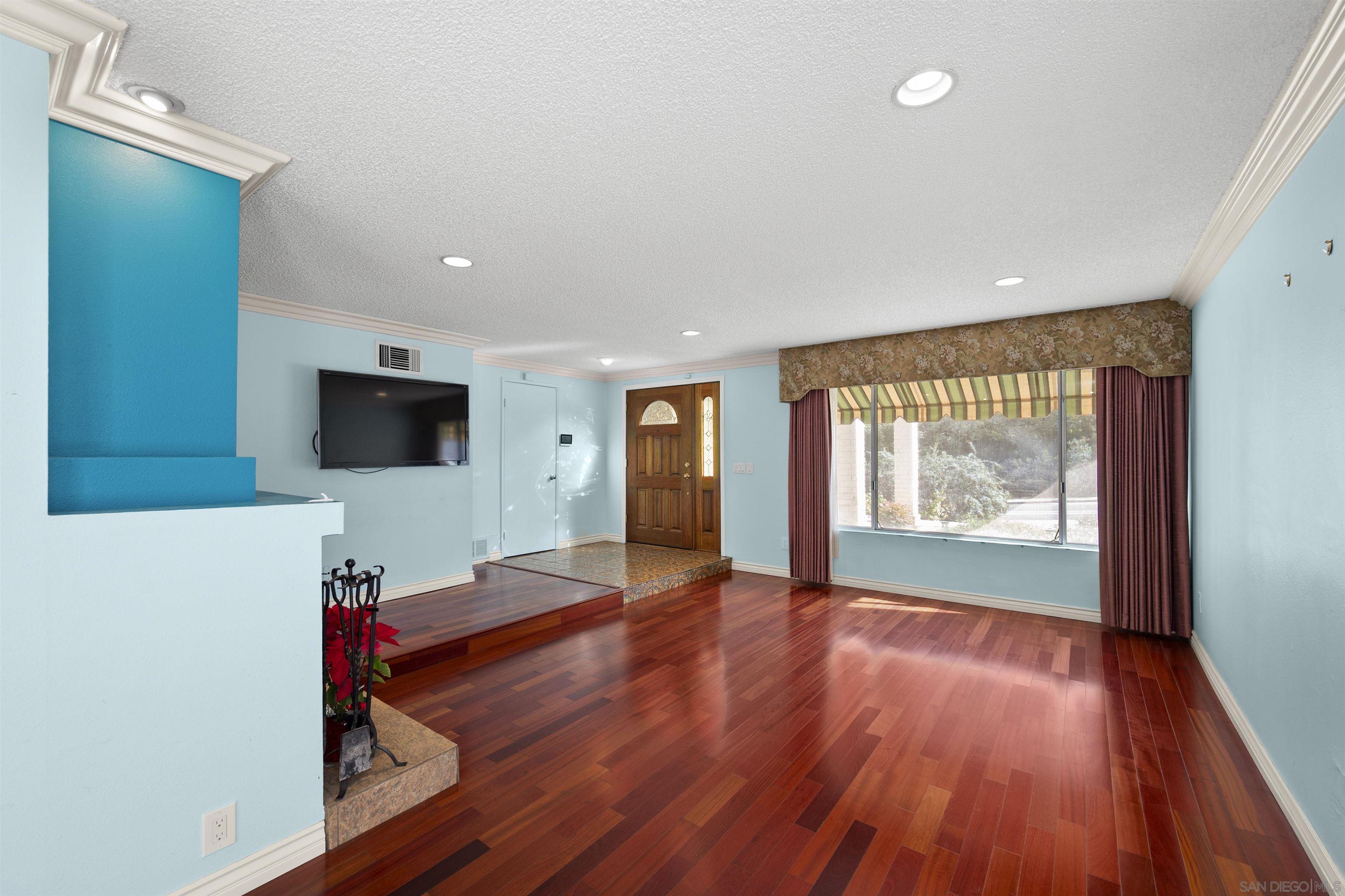 Detail Gallery Image 8 of 45 For 6690  Gullstrand St, San Diego,  CA 92122 - 4 Beds | 2 Baths