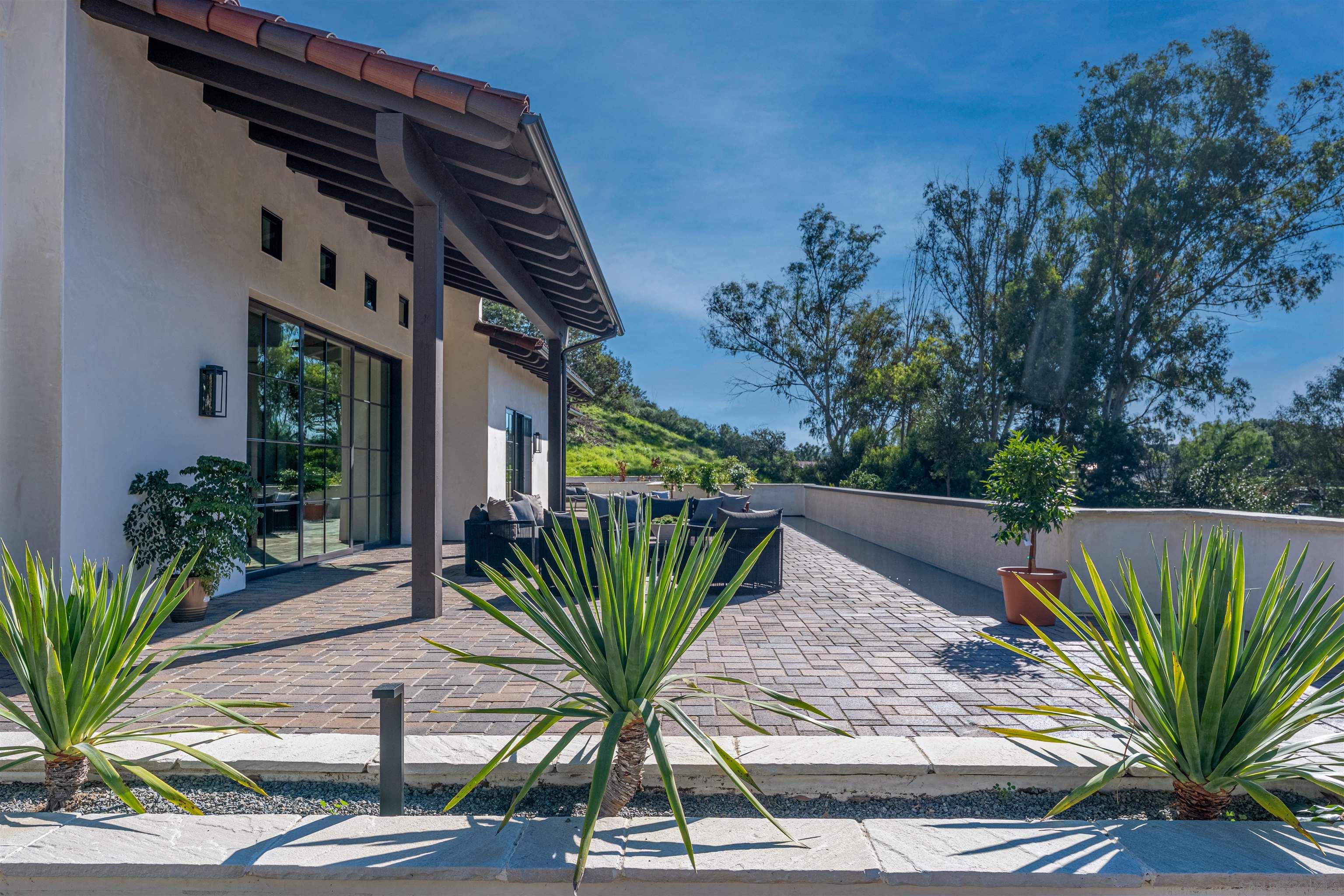 Detail Gallery Image 10 of 74 For 5758  Las Palomas, Rancho Santa Fe,  CA 92067 - 5 Beds | 5/2 Baths