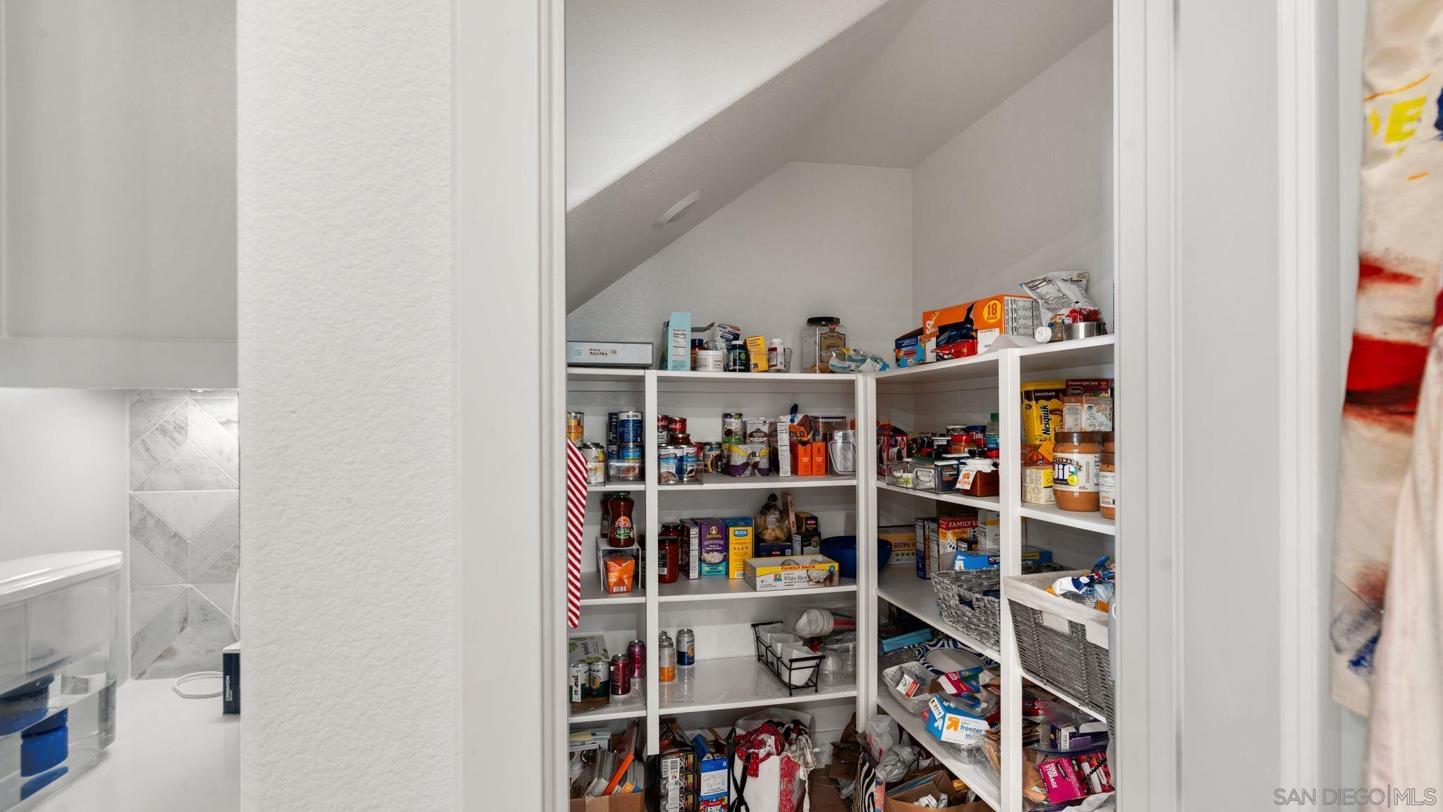 Detail Gallery Image 8 of 37 For 15681  Rennyson Way, San Diego,  CA 92127 - 4 Beds | 3/1 Baths