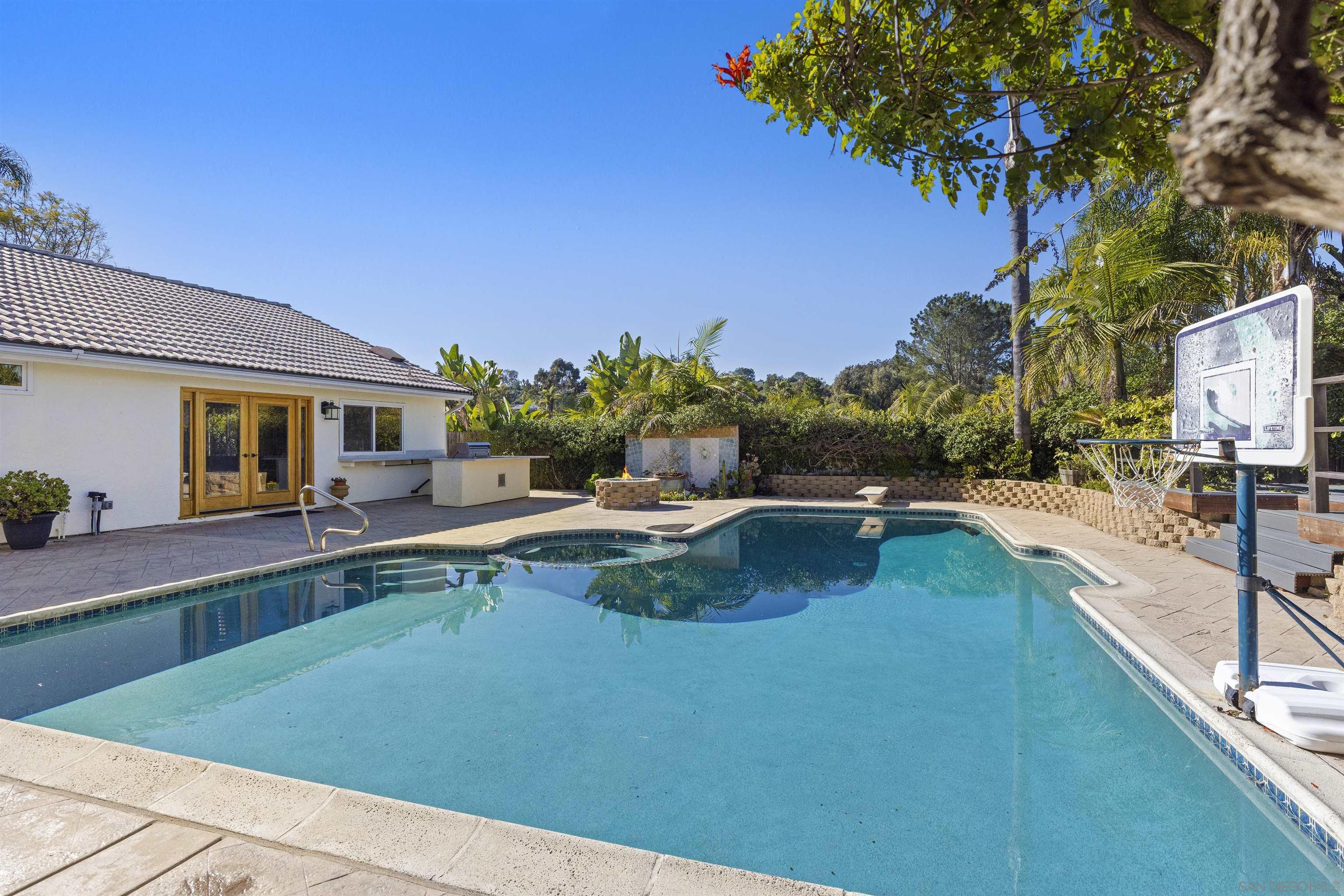 Detail Gallery Image 2 of 49 For 1510  Orangeview Dr  #1-2,  Encinitas,  CA 92024 - 5 Beds | 3 Baths