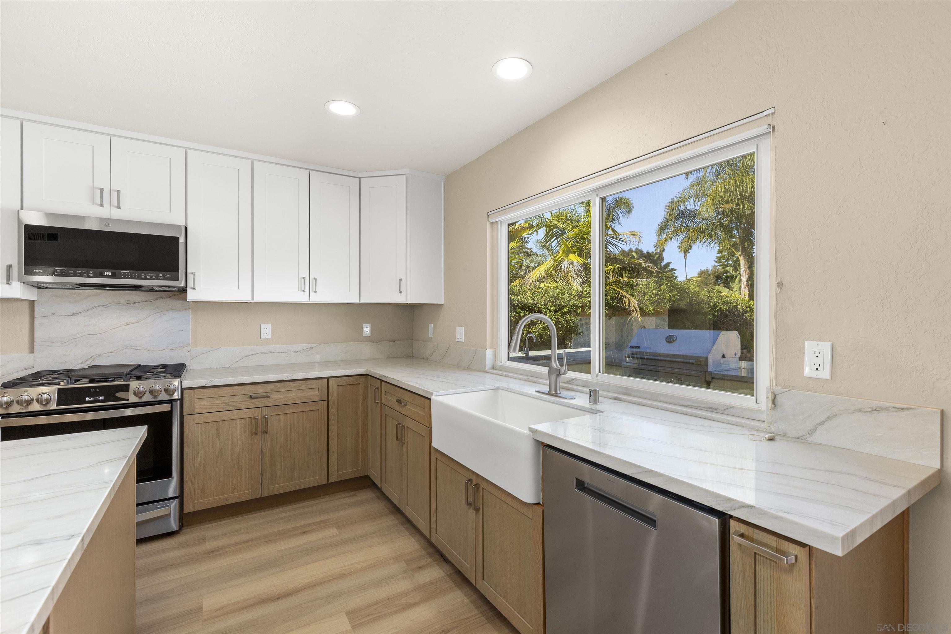 Detail Gallery Image 9 of 49 For 1510  Orangeview Dr  #1-2,  Encinitas,  CA 92024 - 5 Beds | 3 Baths