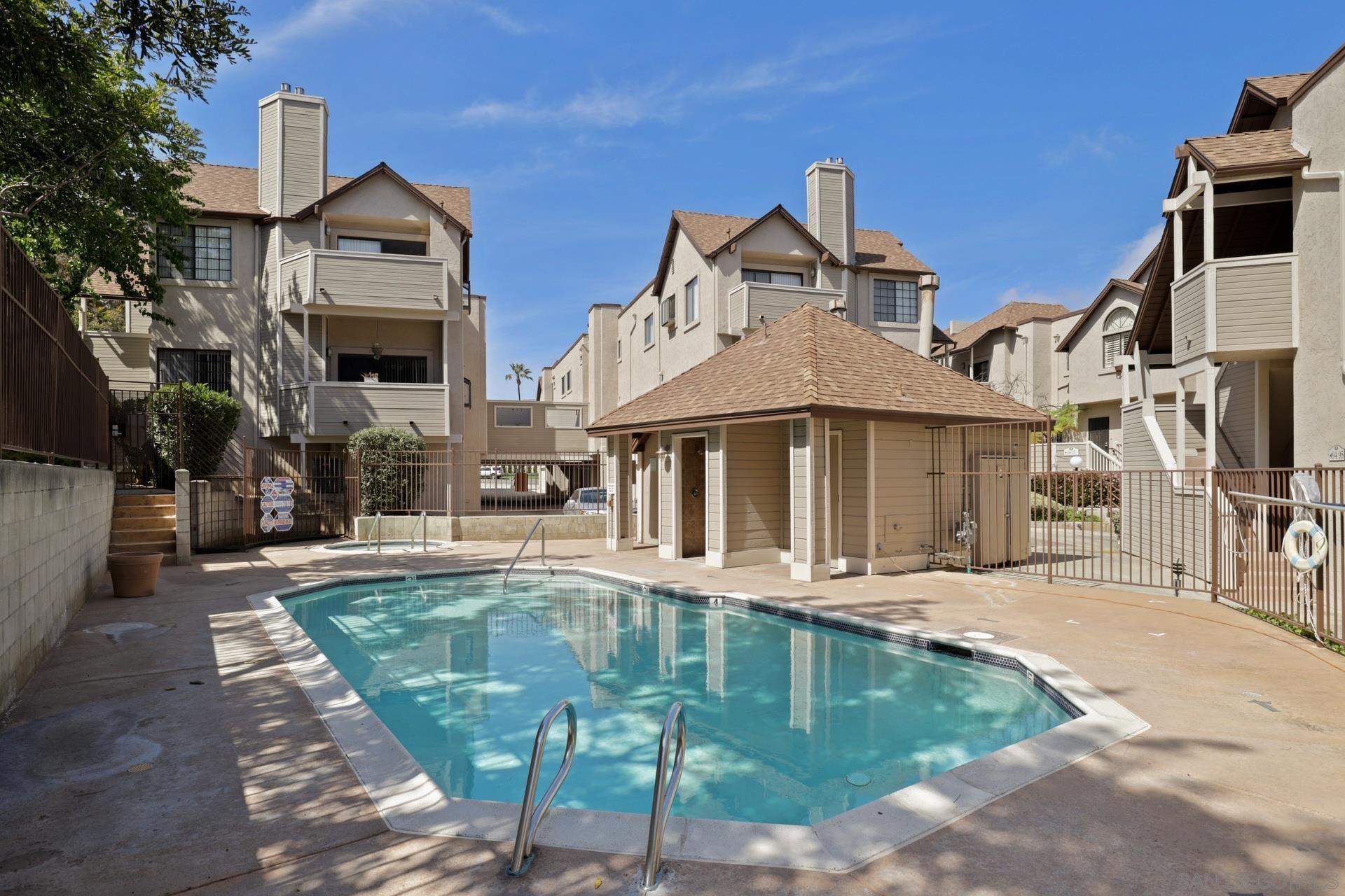 Detail Gallery Image 4 of 26 For 9260  Towne Centre Dr  #17,  San Diego,  CA 92121 - 2 Beds | 2/1 Baths