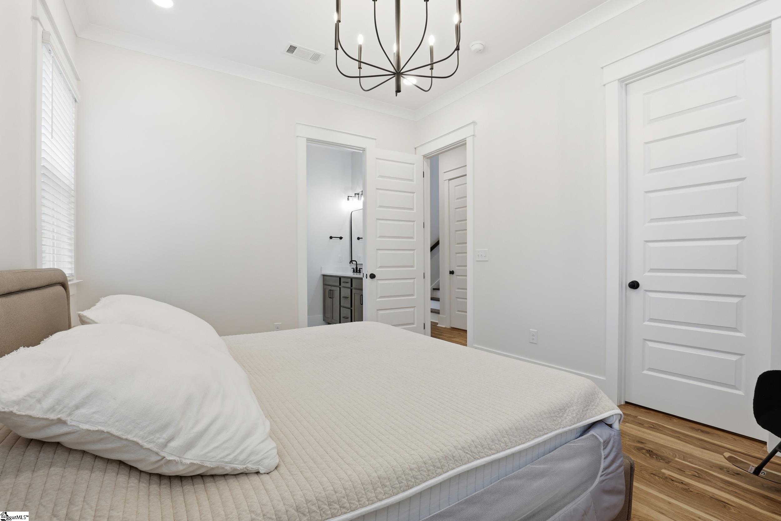 100 Benjamin Boulevard photo 11