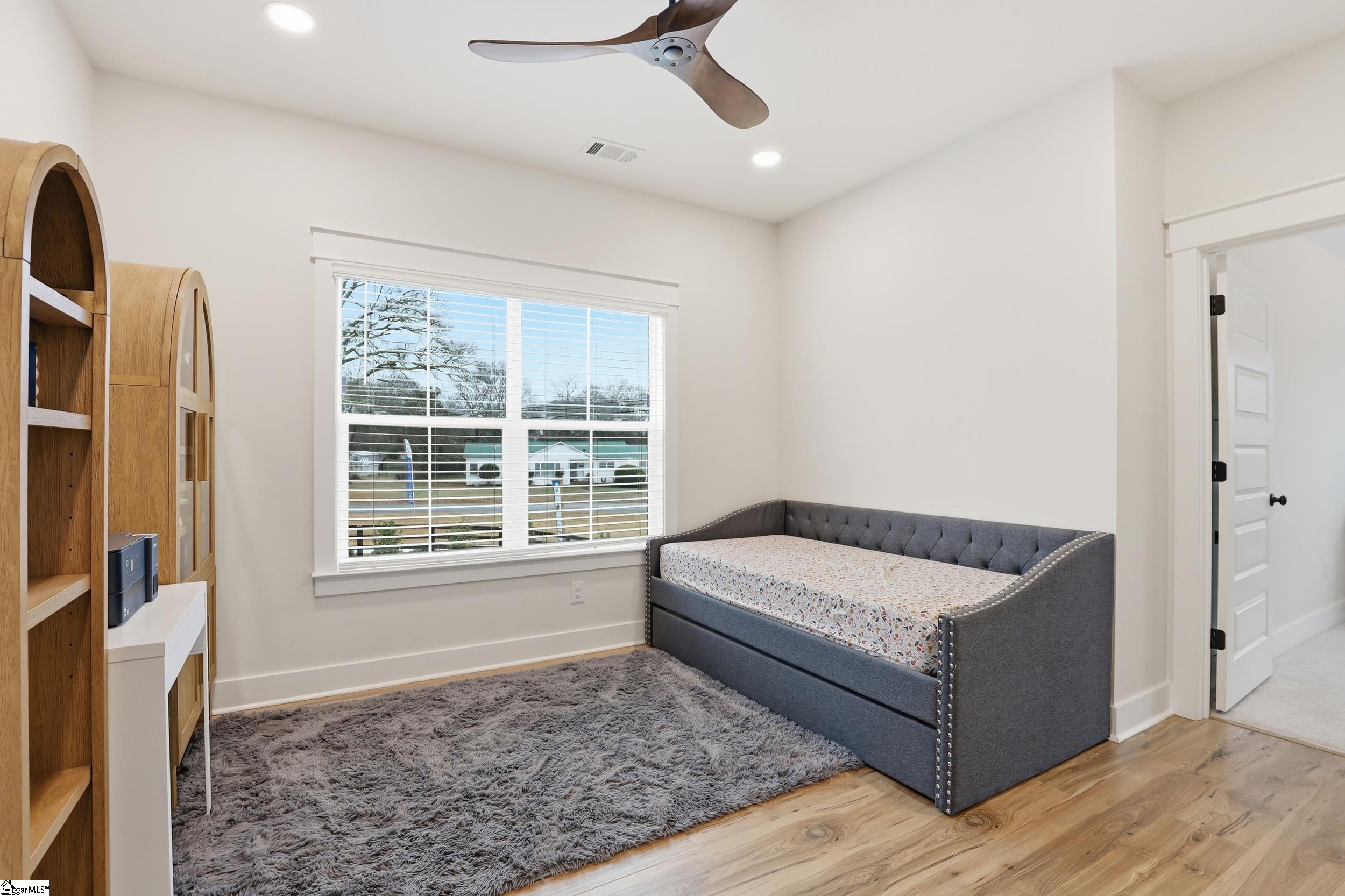 100 Benjamin Boulevard photo 15