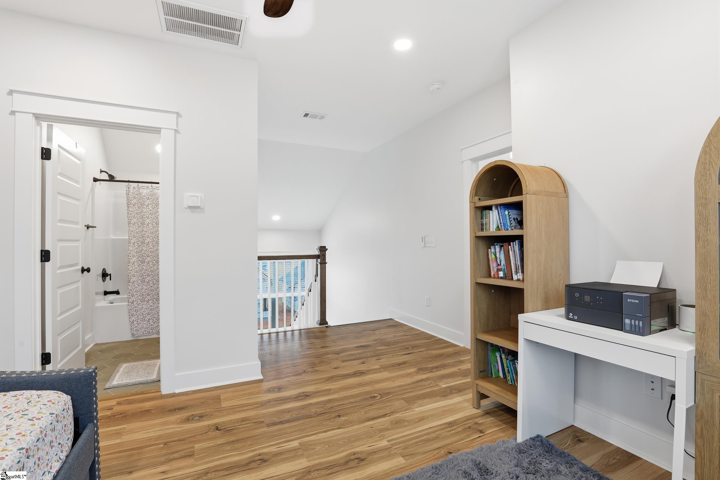 100 Benjamin Boulevard photo 16