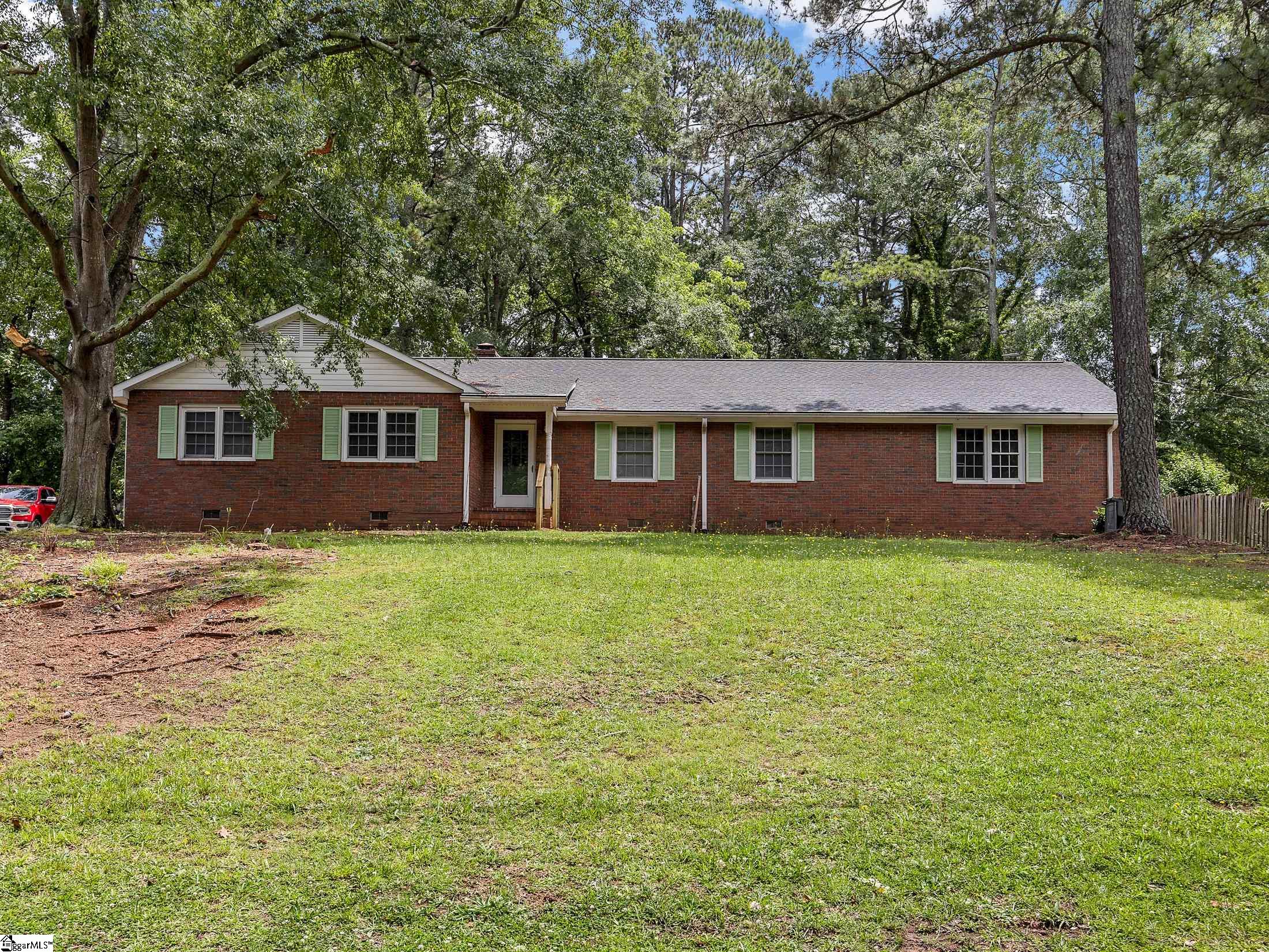 308 Pine Lake Court Spartanburg, SC 29301