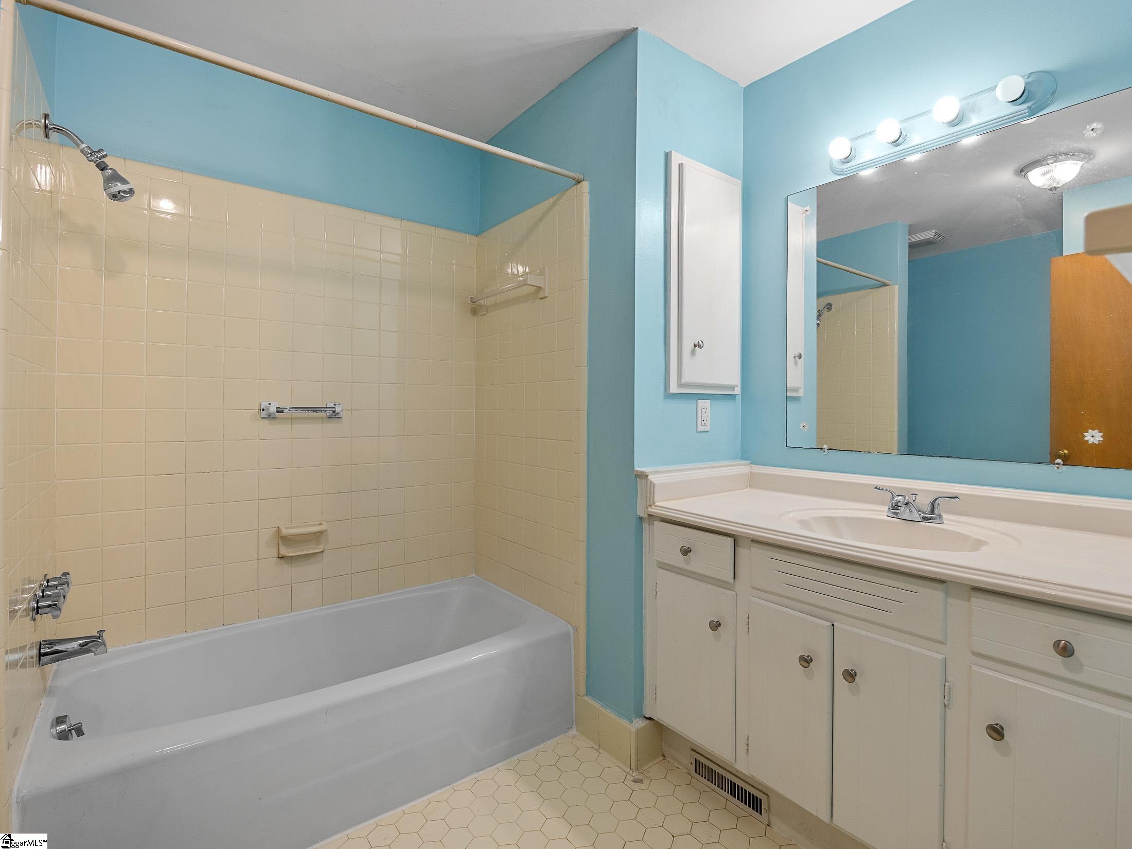 308 Pine Lake Court Spartanburg, SC 29301