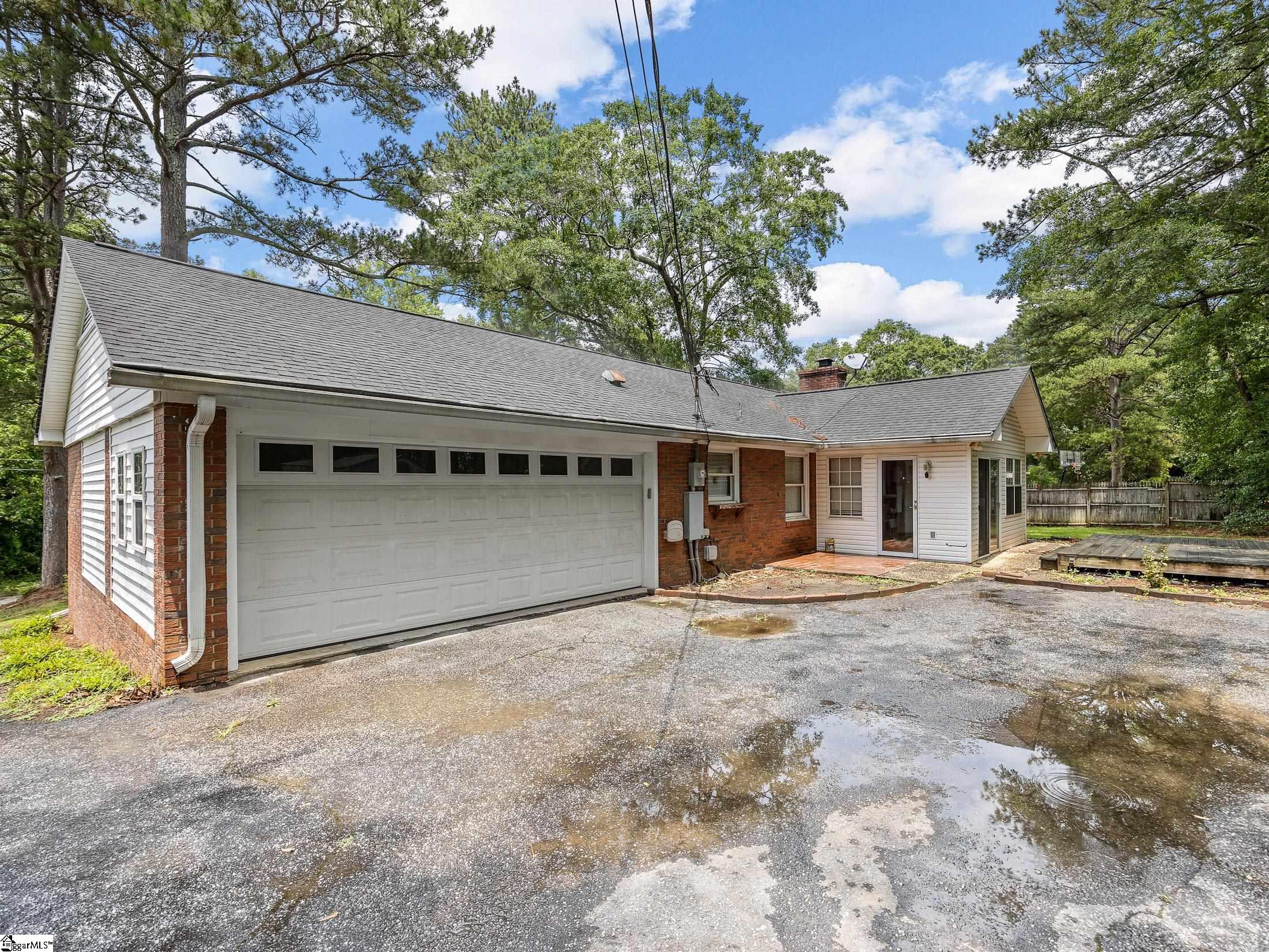 308 Pine Lake Court Spartanburg, SC 29301