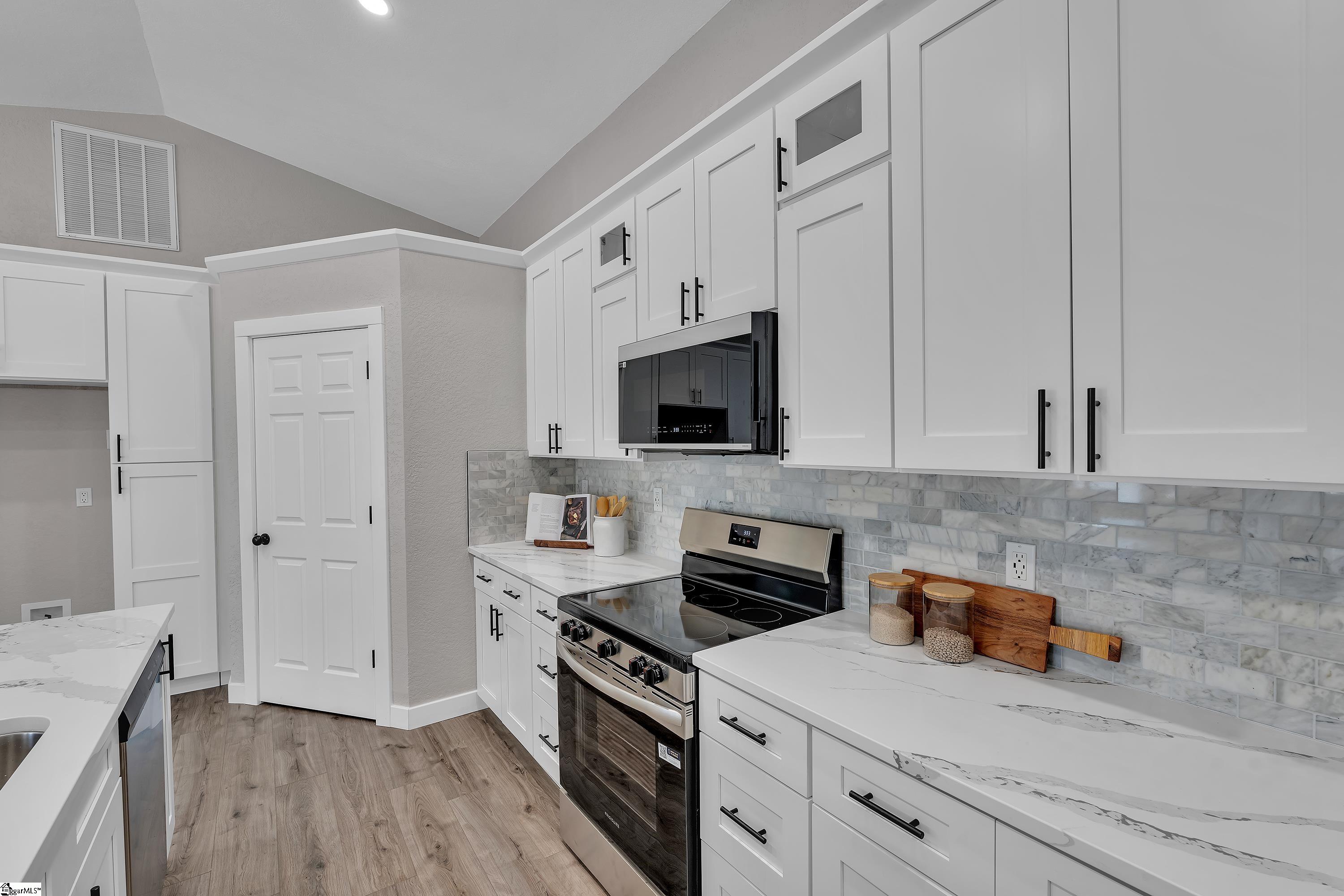 1841 Hudson Road photo 7