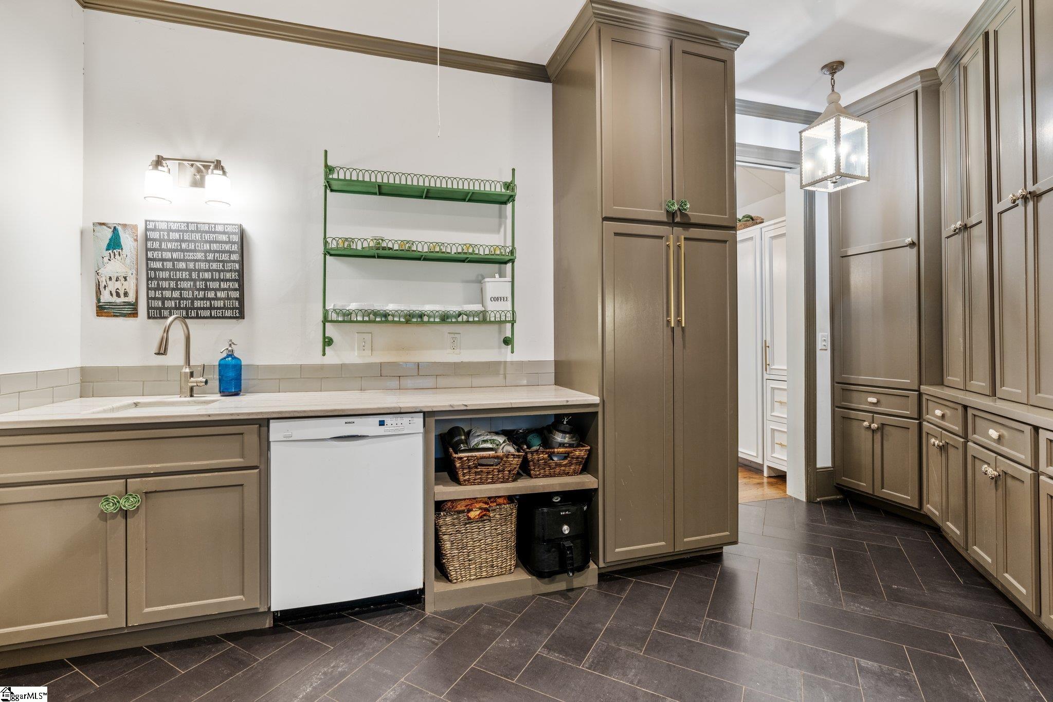 48 Ridgeland Drive Greenville, SC 29601
