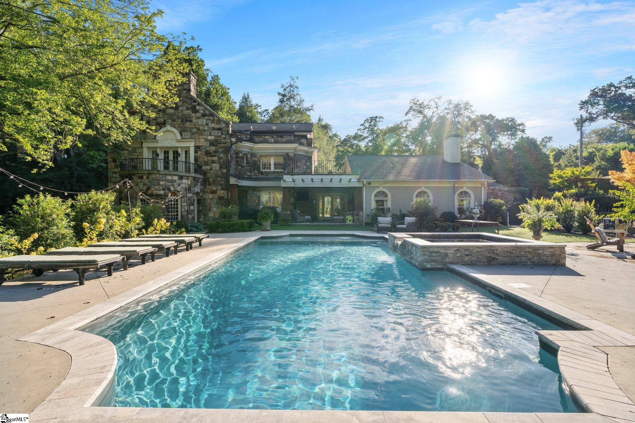 48 Ridgeland Drive Greenville, SC 29601