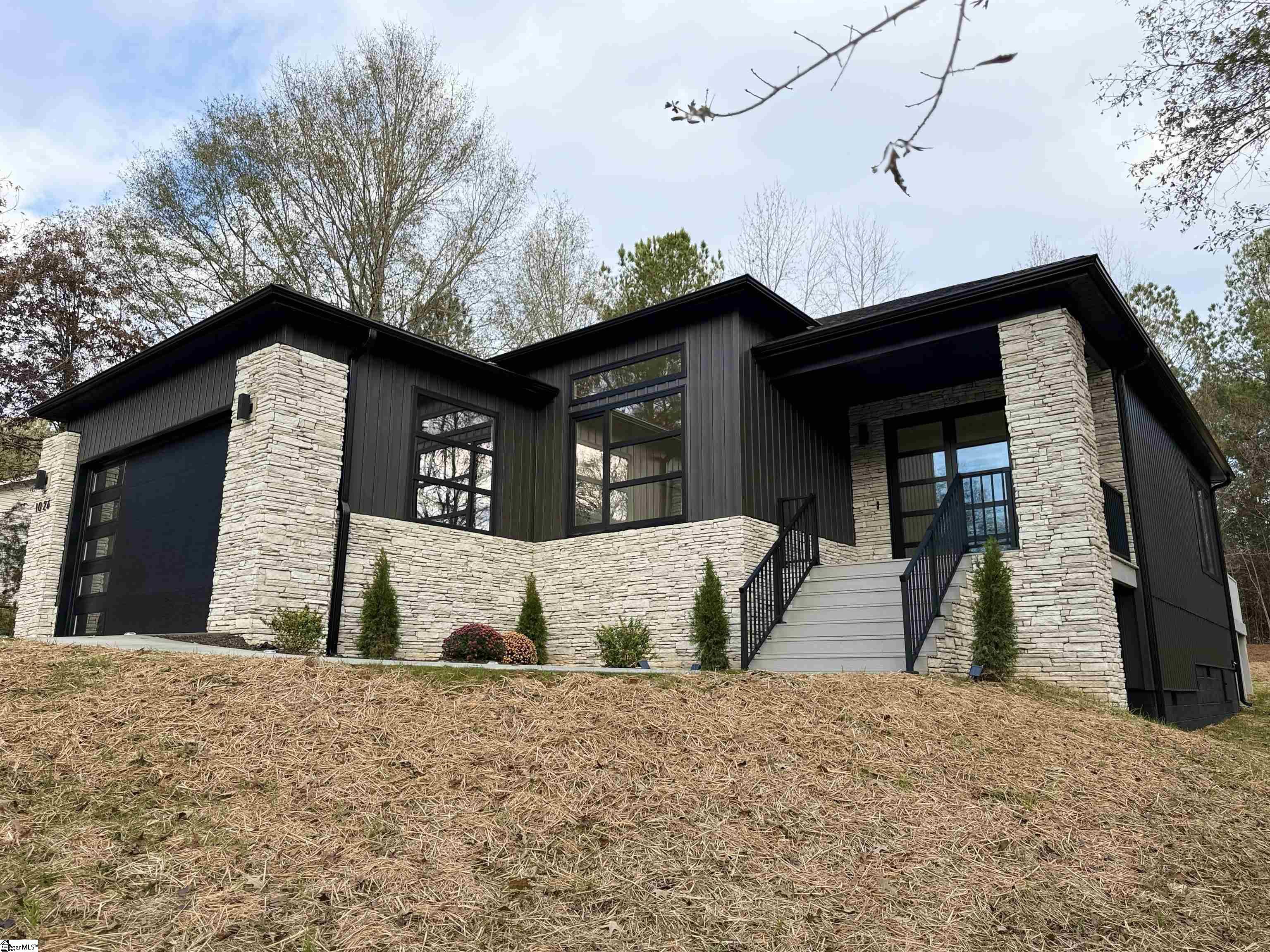 1026 Blumefield Road photo 2