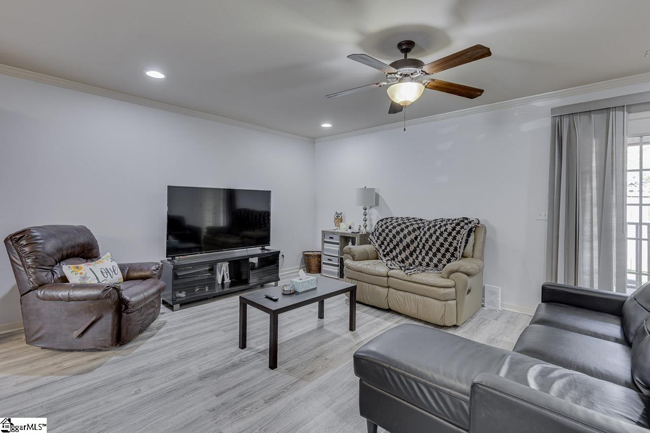 1122 E Lee Road, Taylors, SC, 29687