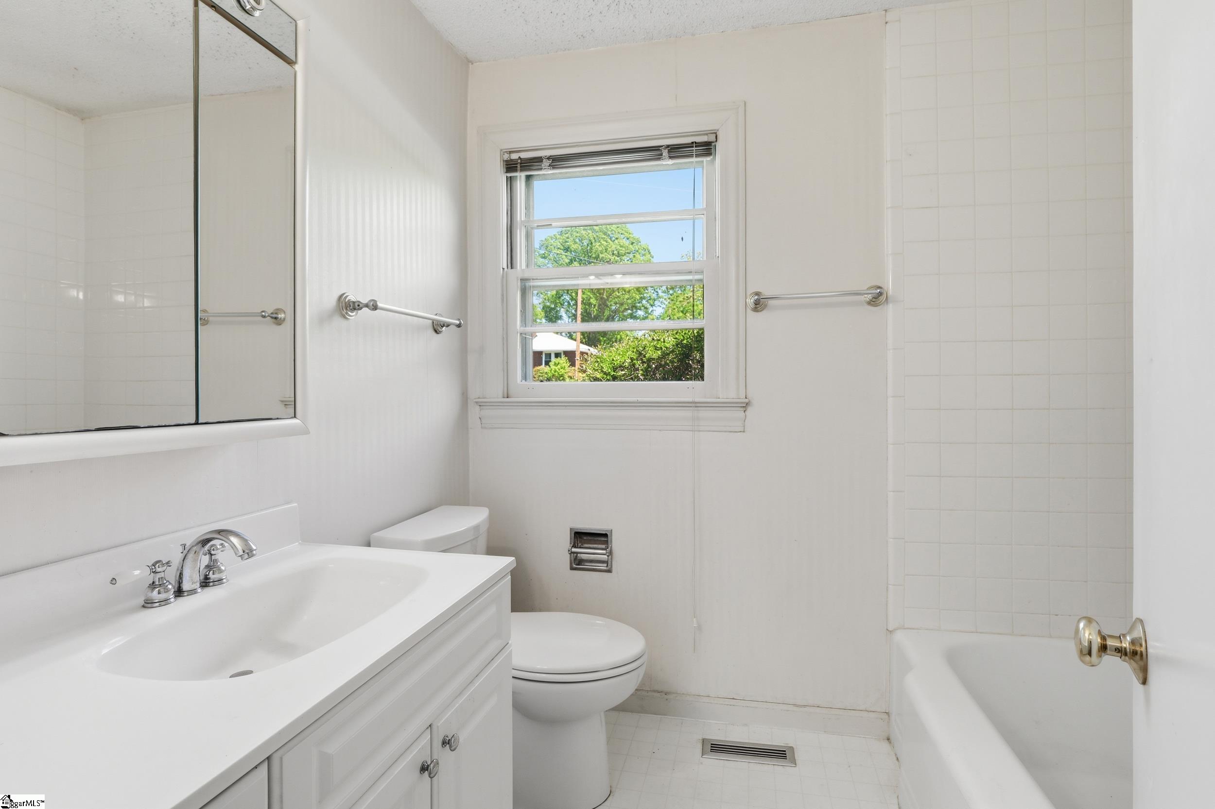 126 W Circle Avenue Greenville, SC 29607-1517
