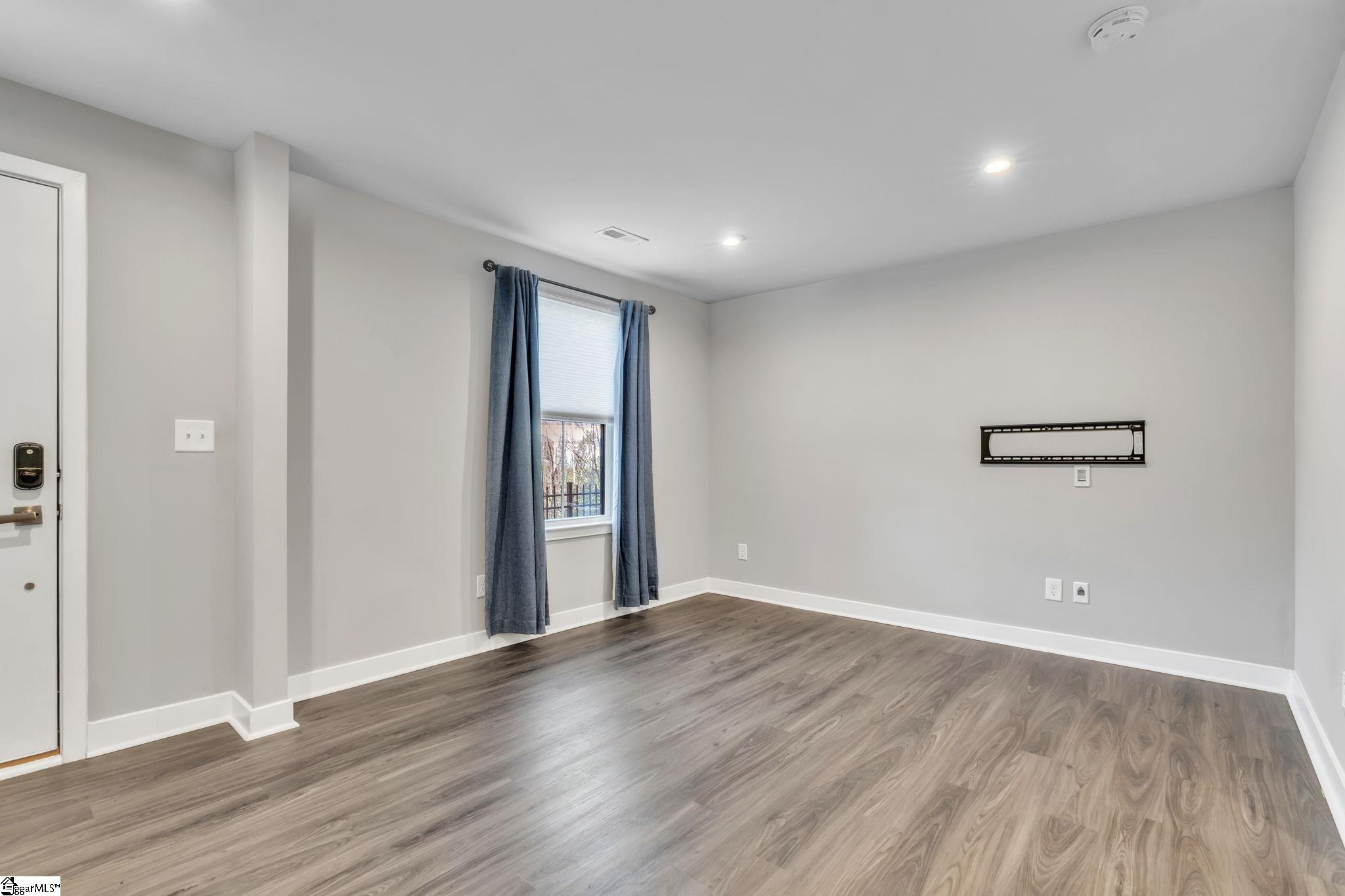 25 Rollins Avenue Greenville, SC 29607