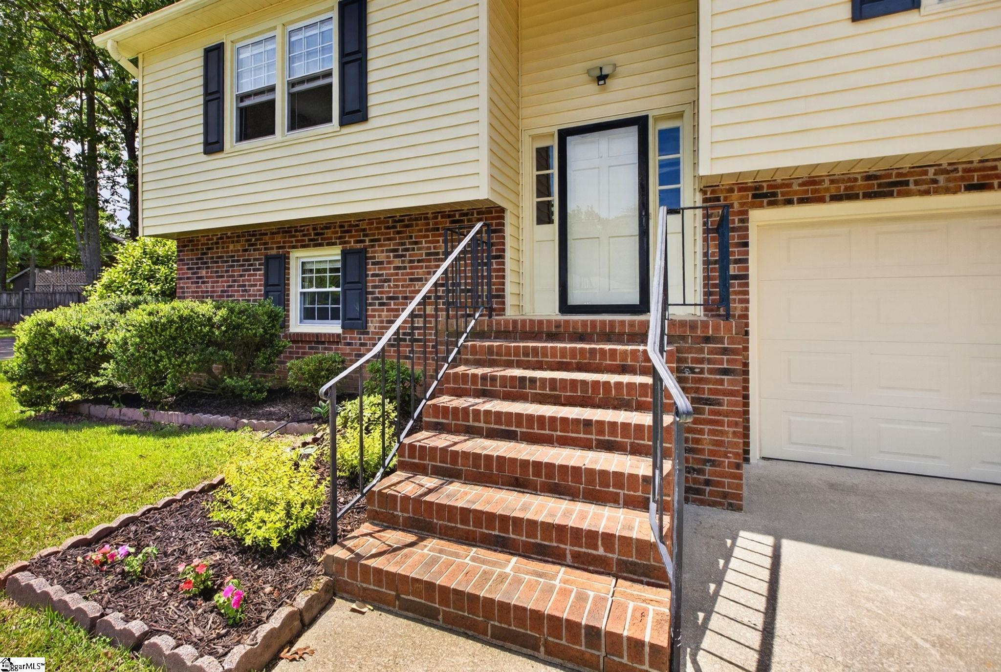 6 Royal Oak Court Greenville, SC 29607