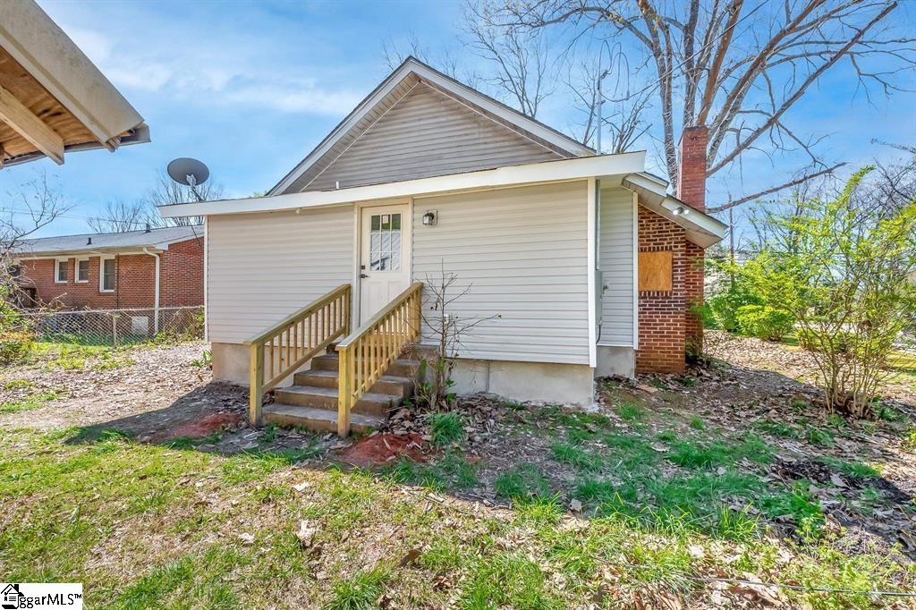 1208 W Main Street Laurens, SC 29360