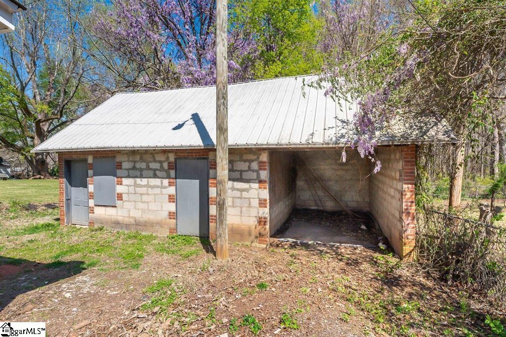 1208 W Main Street Laurens, SC 29360