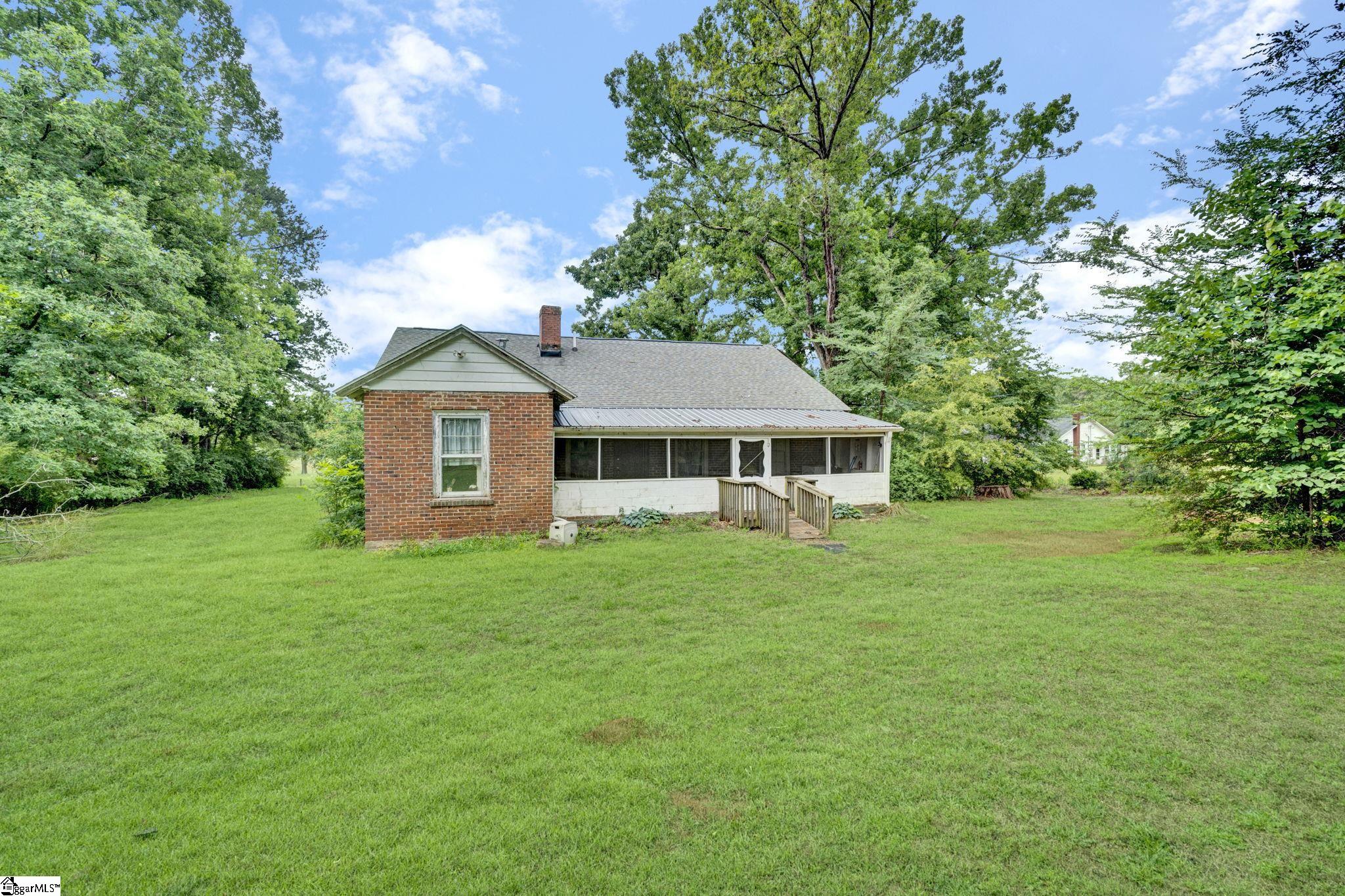 1189 Highway Laurens, SC 29360
