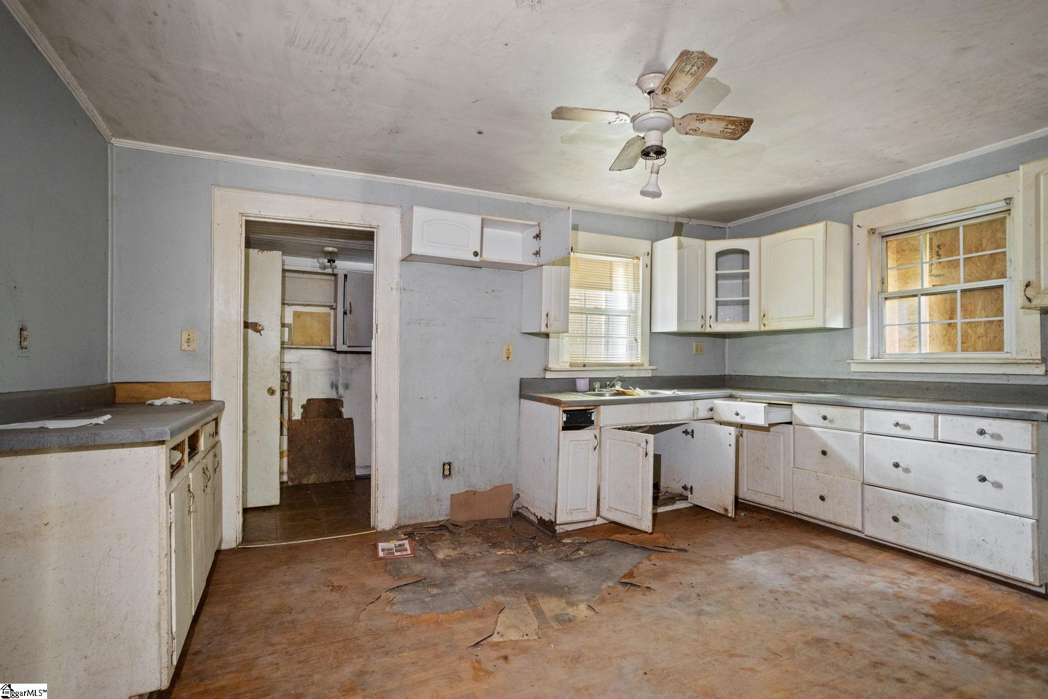 5 5th Avenue Greenville, SC 29609