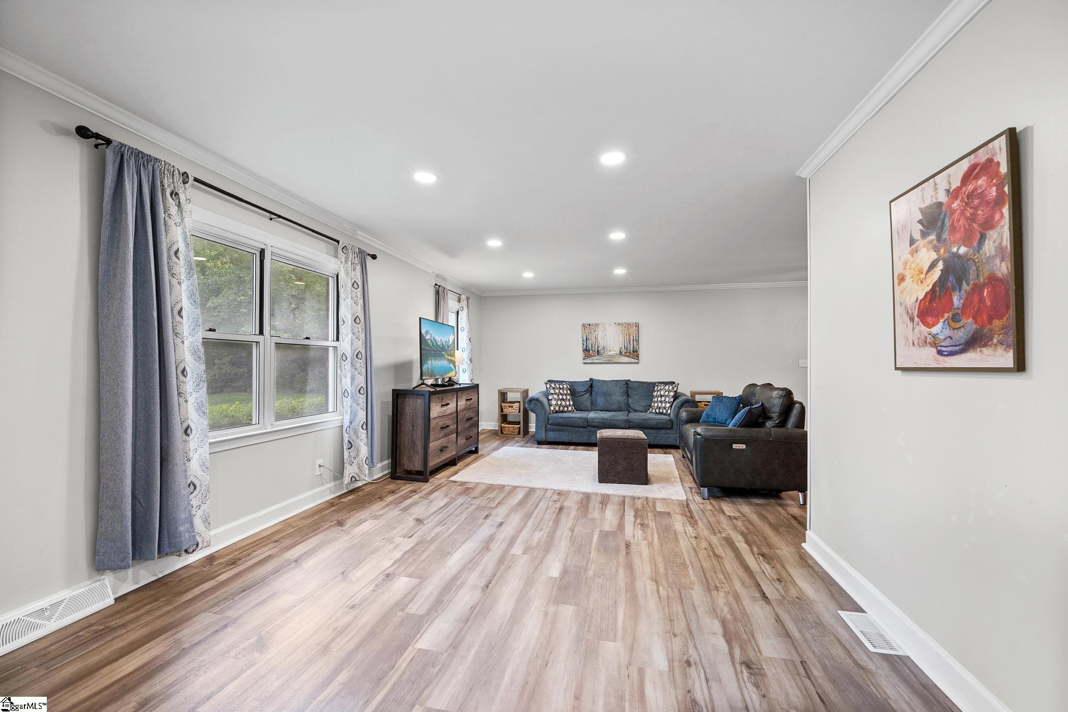 208 Pinewood Drive Taylors, SC 29687
