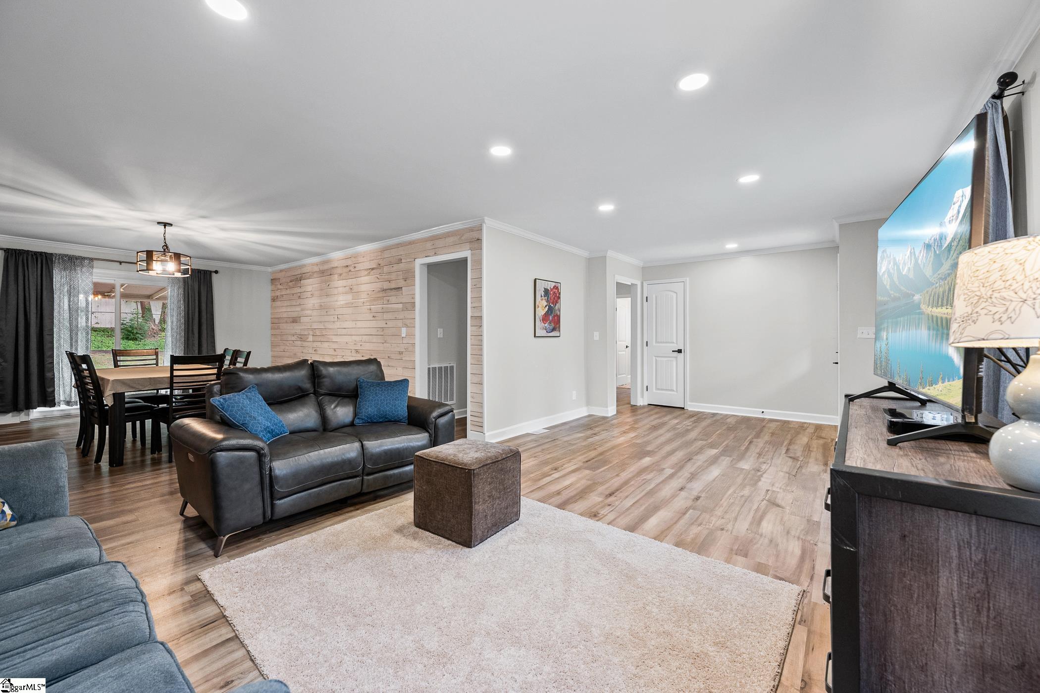 208 Pinewood Drive Taylors, SC 29687