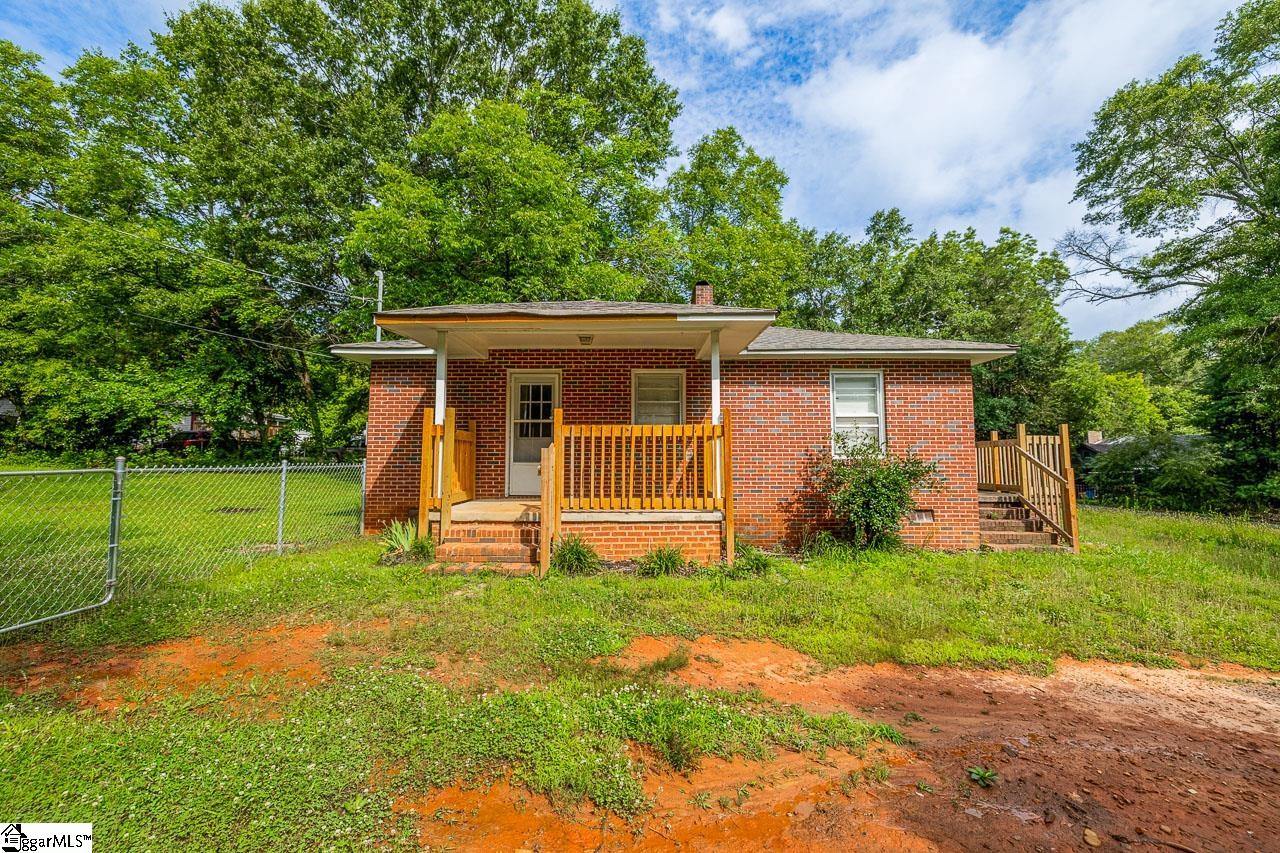 157 Hampton Street Wellford, SC 29385