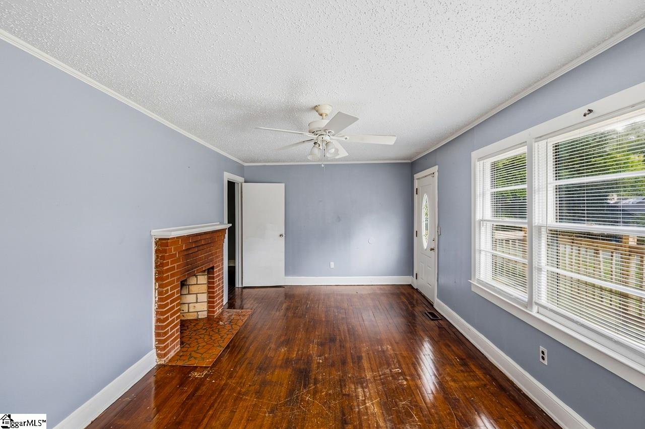 157 Hampton Street Wellford, SC 29385