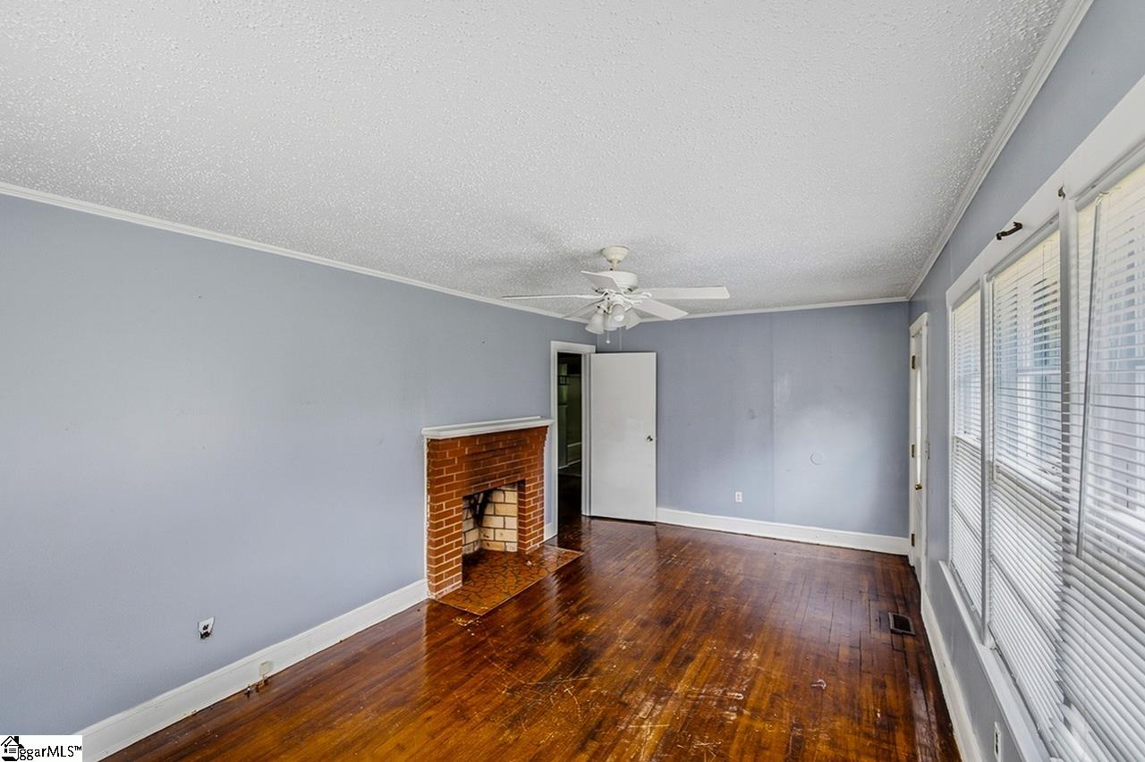157 Hampton Street Wellford, SC 29385