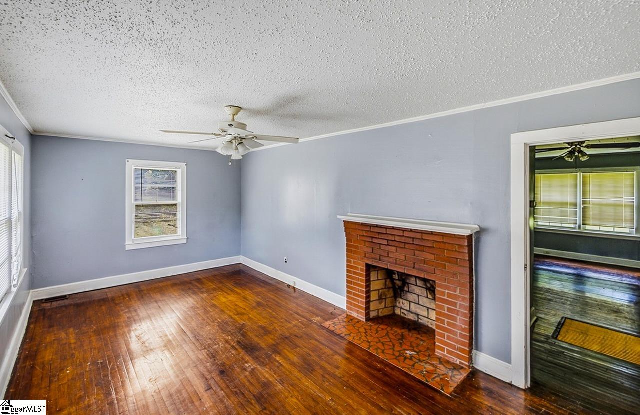 157 Hampton Street Wellford, SC 29385