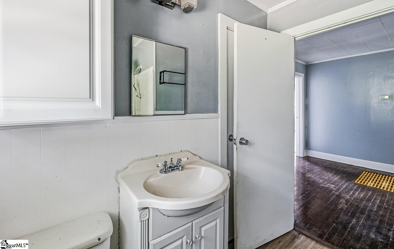 157 Hampton Street Wellford, SC 29385
