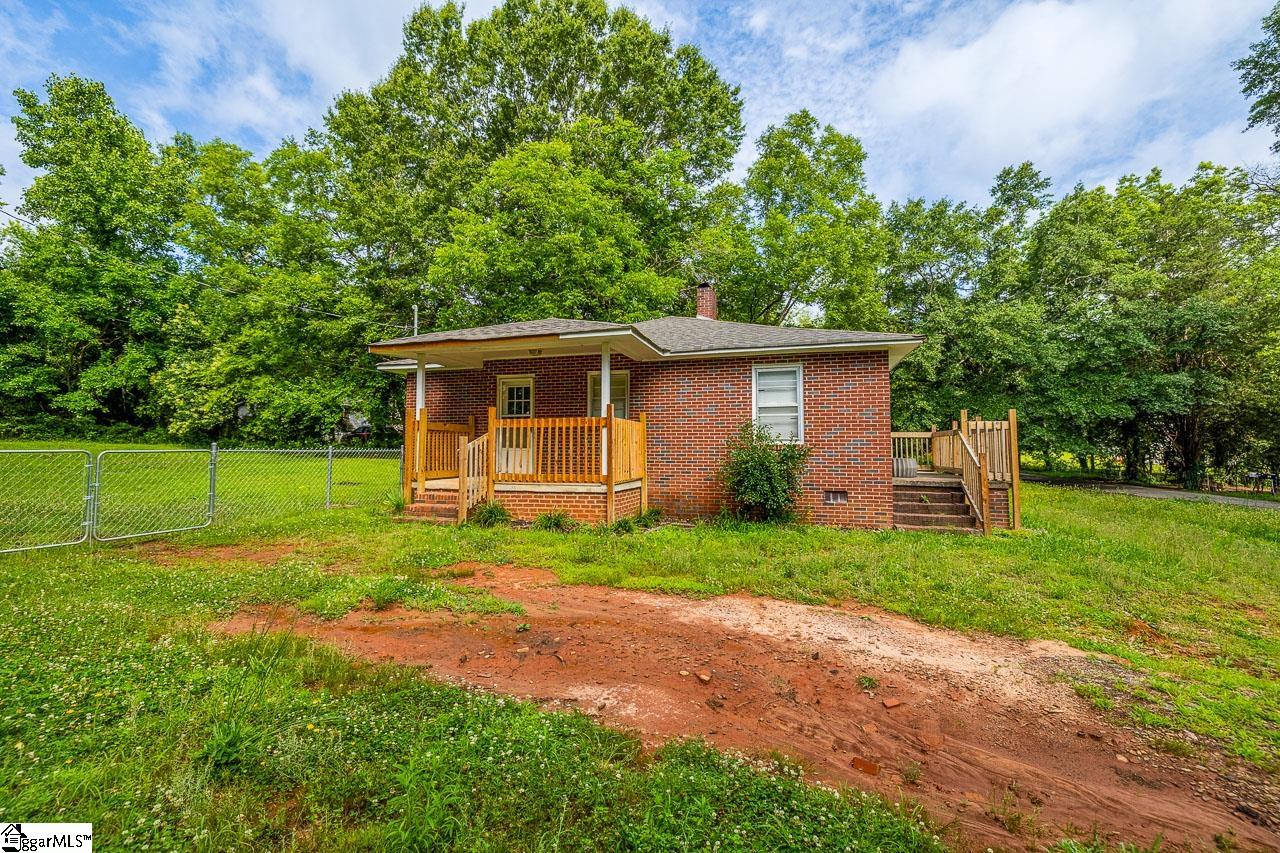 157 Hampton Street Wellford, SC 29385