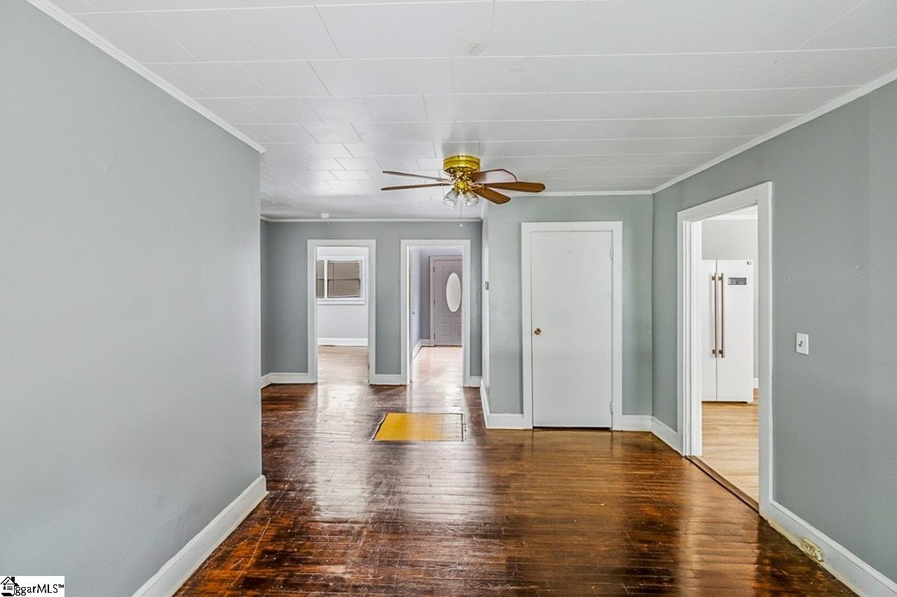 157 Hampton Street Wellford, SC 29385